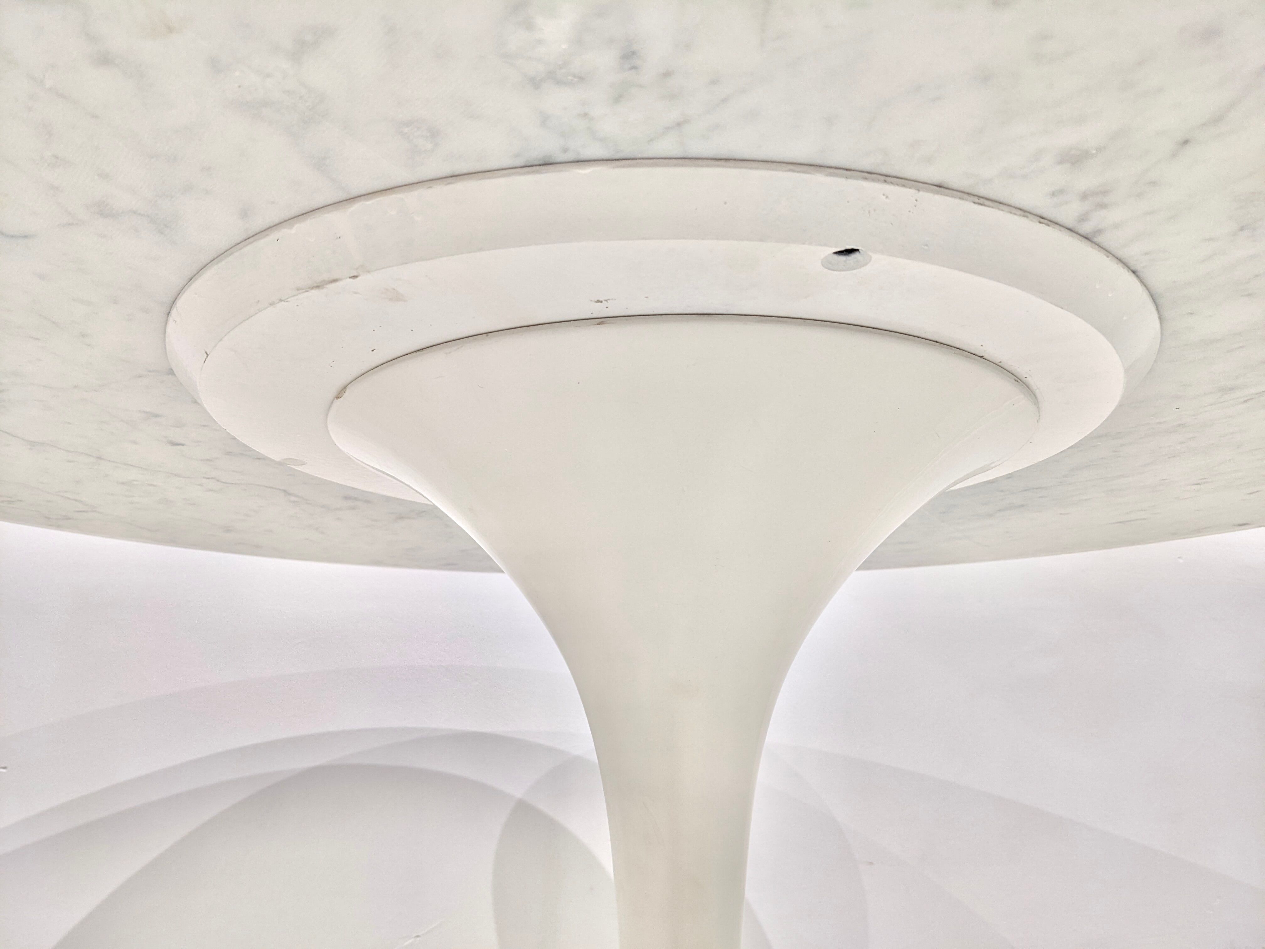 Round table in carrara mabre by Eero Saarinen for Knoll