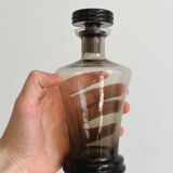Carafe, bouteille ancienne en verre fumé avec bouchon sculpté.