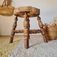Petit tabouret tripode de style "Bobbin" en bois tourné et pai