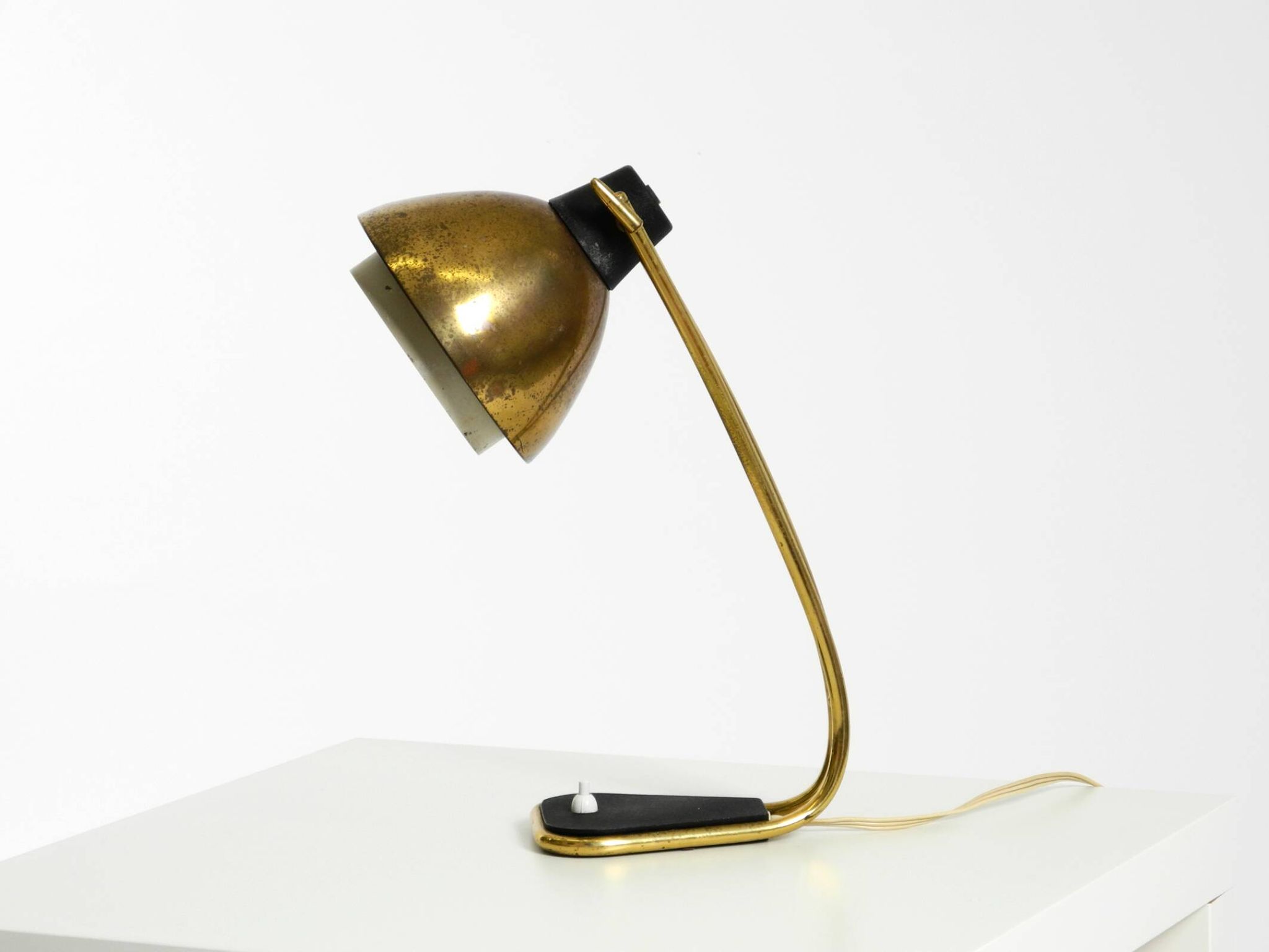 Rare grande lampe de table en laiton de style Mid-Century Modern avec une belle patine.