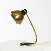 Rare grande lampe de table en laiton de style Mid-Century Modern avec une belle patine.