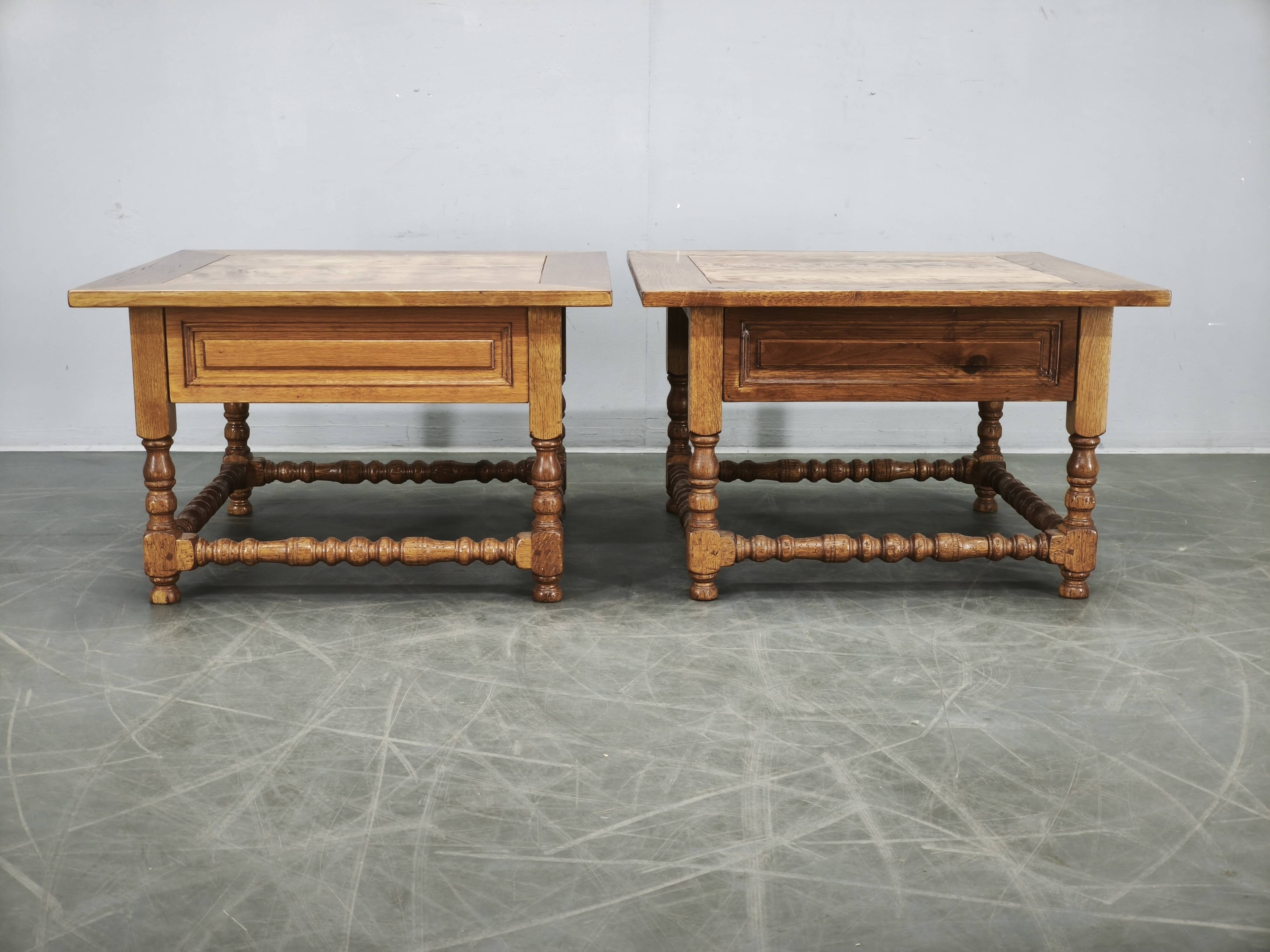 Paire de grandes tables de nuit en chêne massif européen, années 1980.