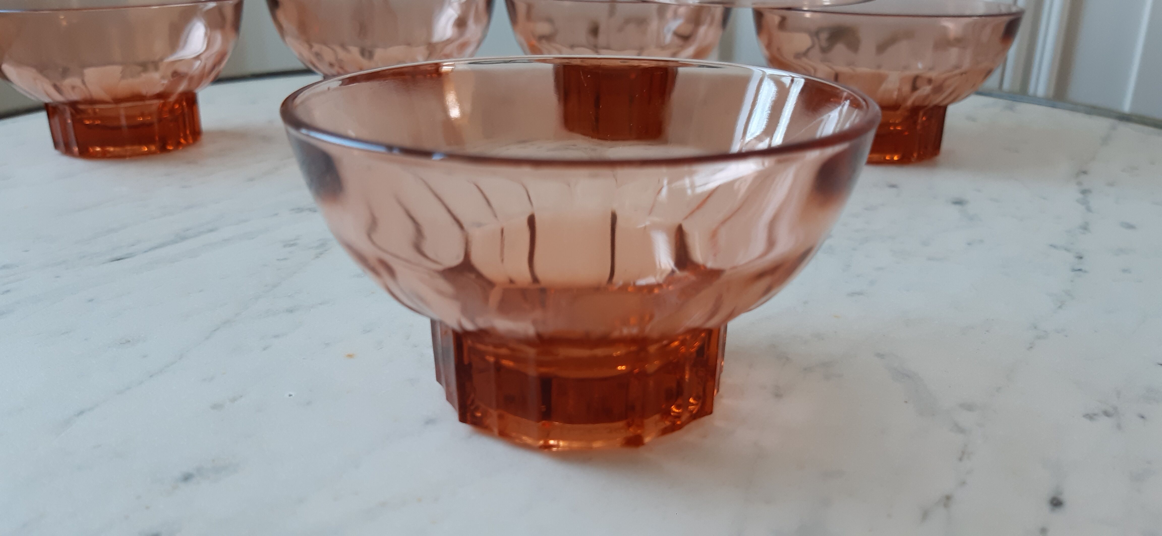 Set of 9 glasses of pink art deco glass champagne