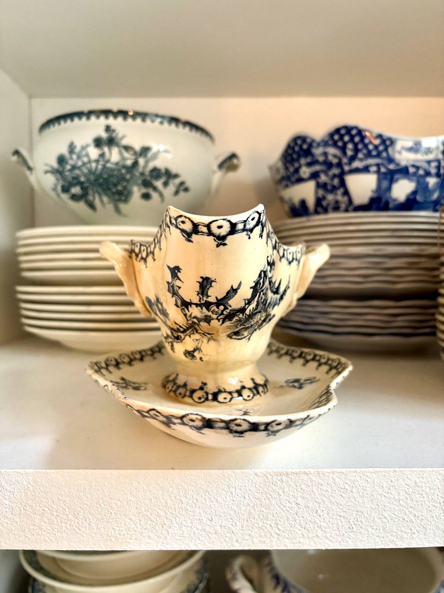 Gien ironware sauceboat, "Chardons" service