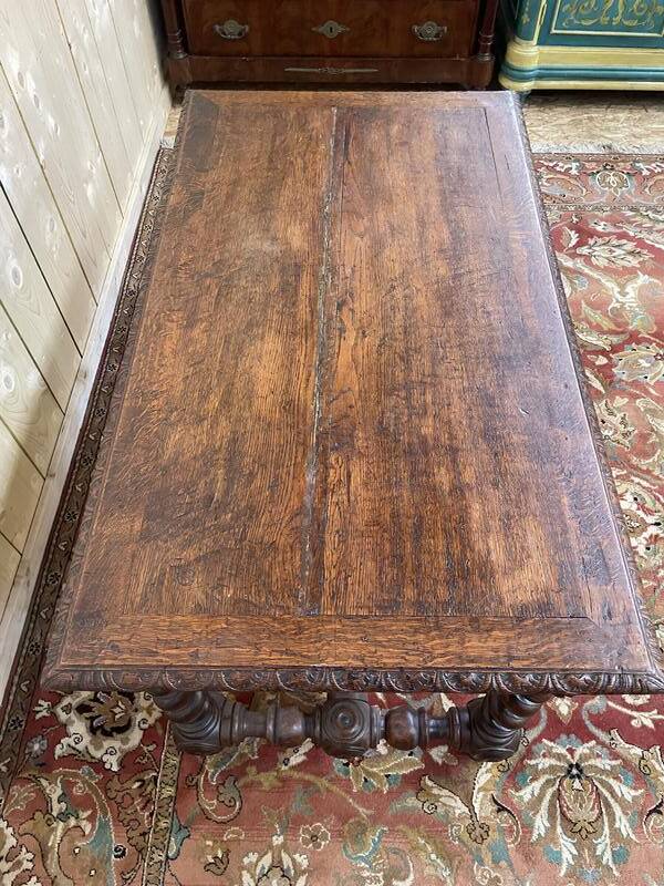 Bureau plat de style Louis XIII en chêne à deux tiroirs