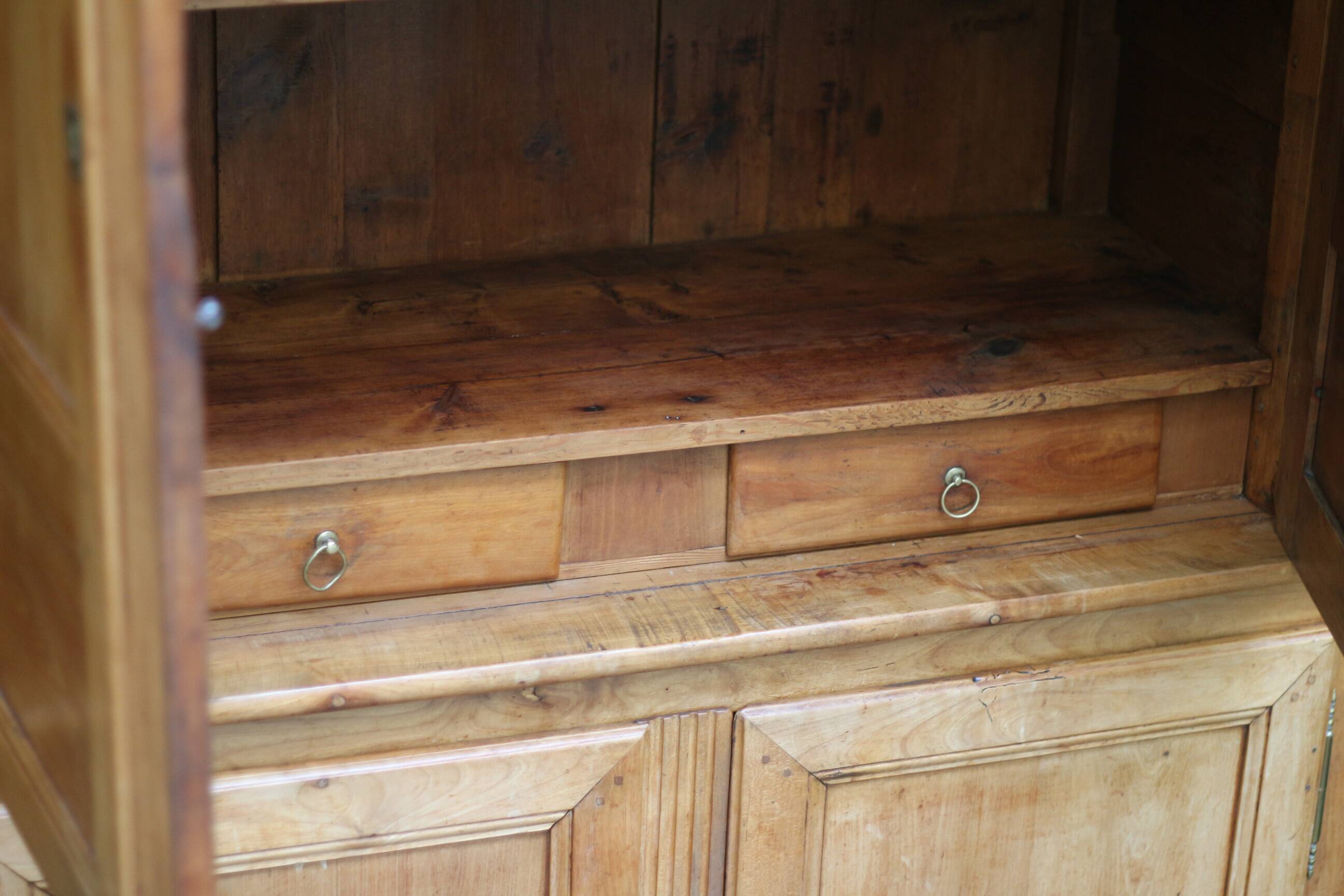 Vaisselier en merisier blond du début 19eme. Armoire ancienne.
