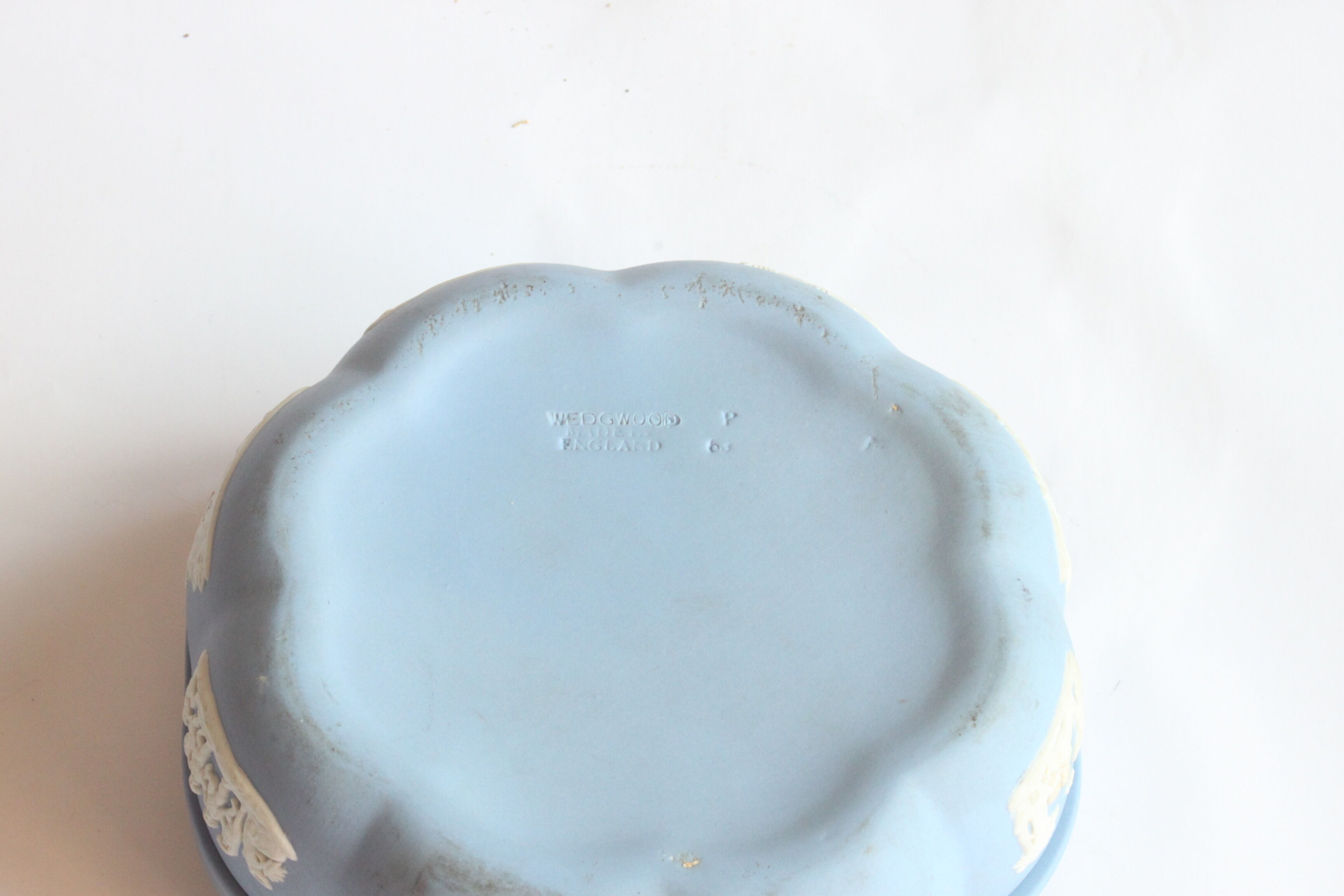 Wedgwood jasperware blue bonbonniere box, UK 1950s.