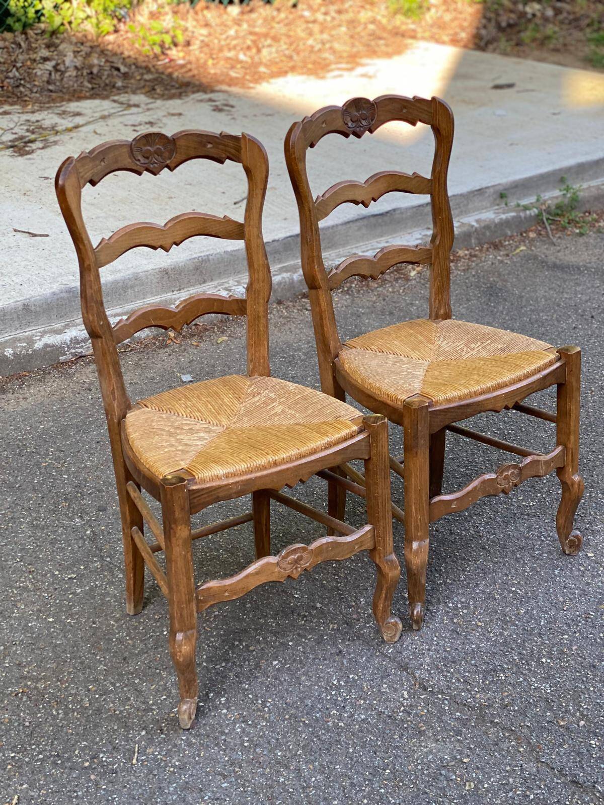 2 chaises bois massif et paillées style Louis XV sculpture coquille