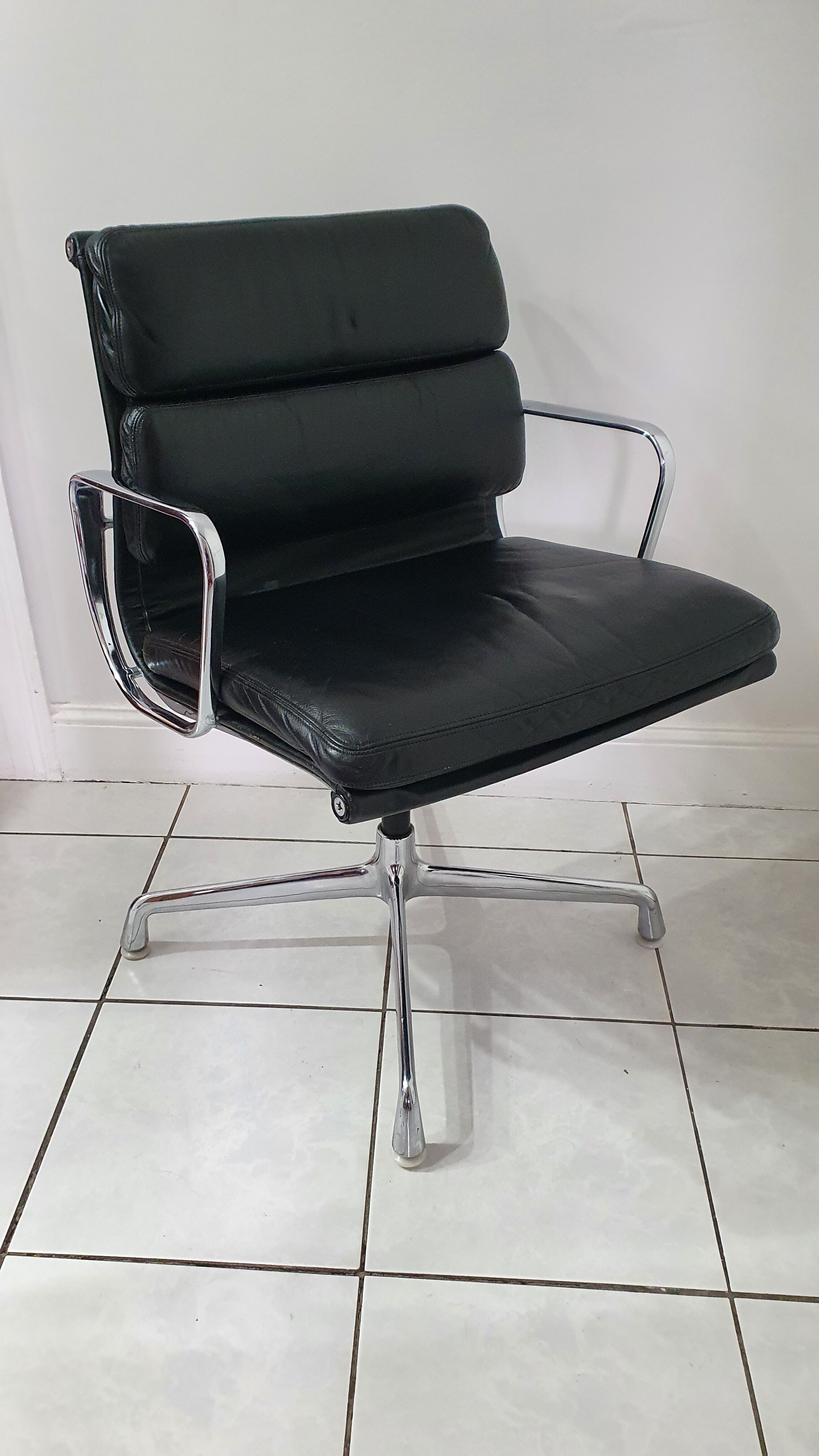 Fauteuil EA208 soft pad Charles et Ray Eames édition Herman Miller