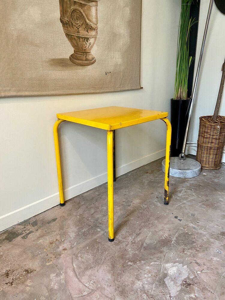 Yellow metal table ☐ 60 x 60 cm
