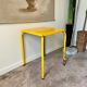 Table en métal jaune