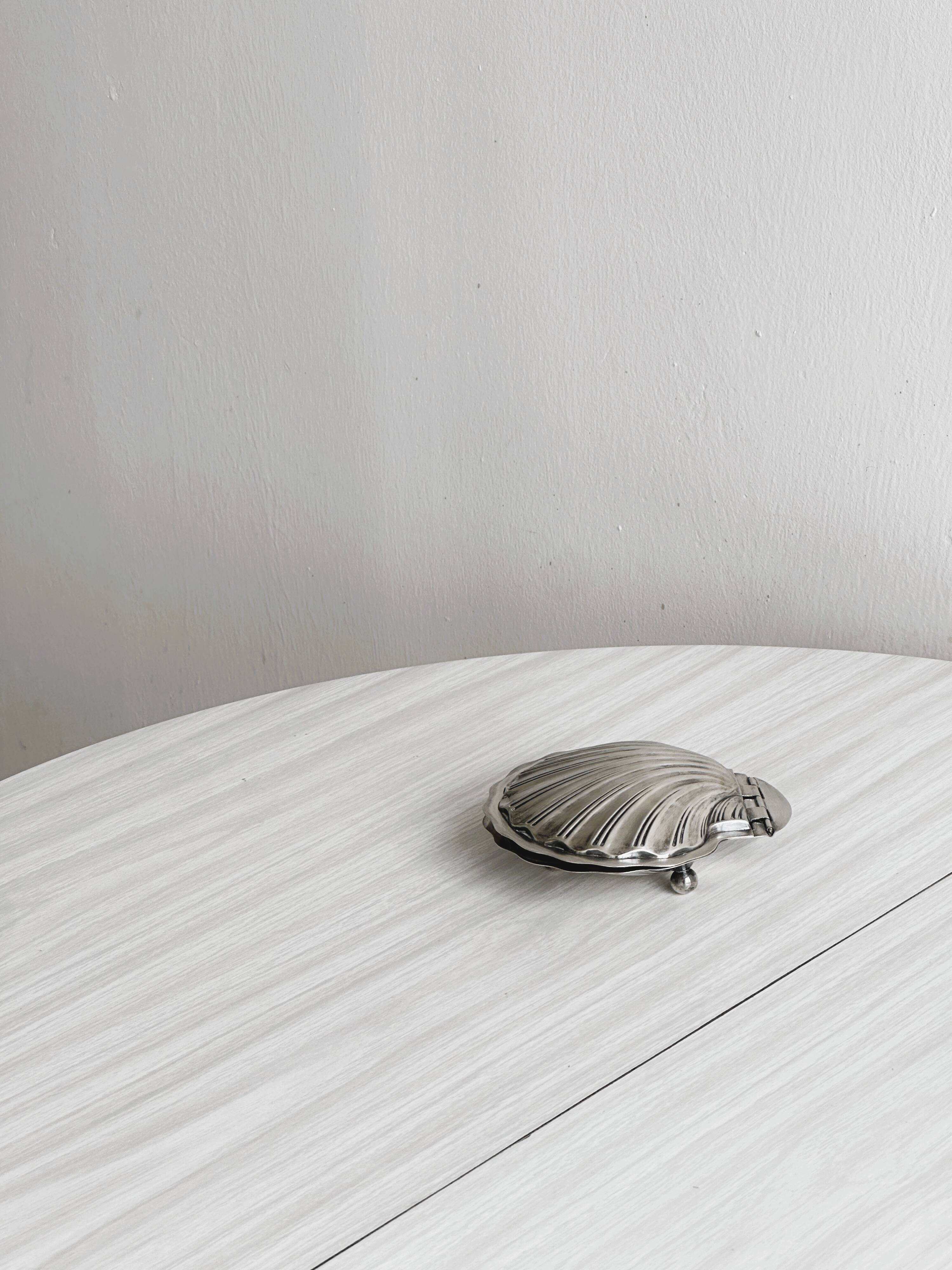 shell box in silver metal and worked glass