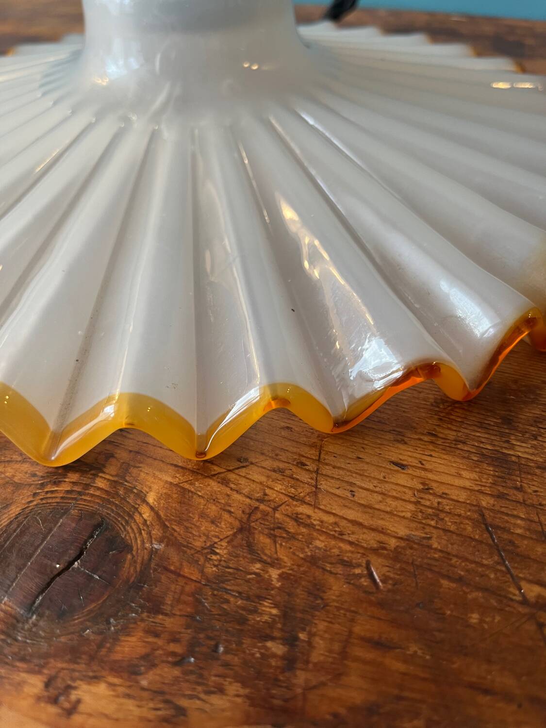 Suspension in thick bubbled murano glass