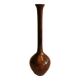 Vase mince avec finition métallique.