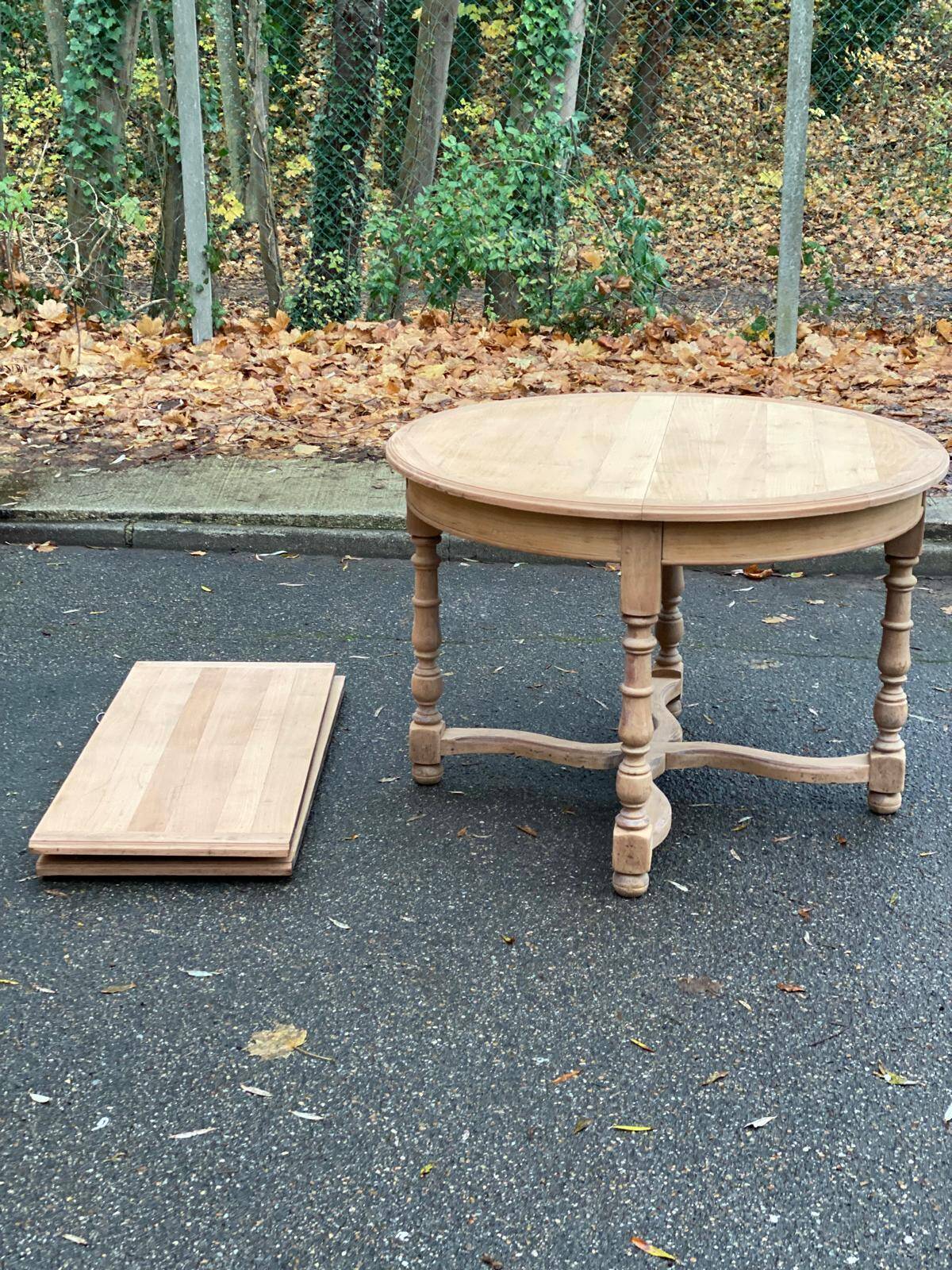 Extendable round farmhouse dining table restored in solid oak from the 19th century