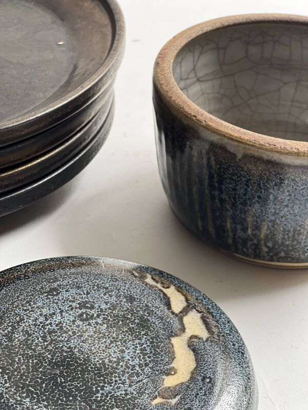 Boite céramique émaillée bleu profond, signéeAbbaye Font Gombault, France