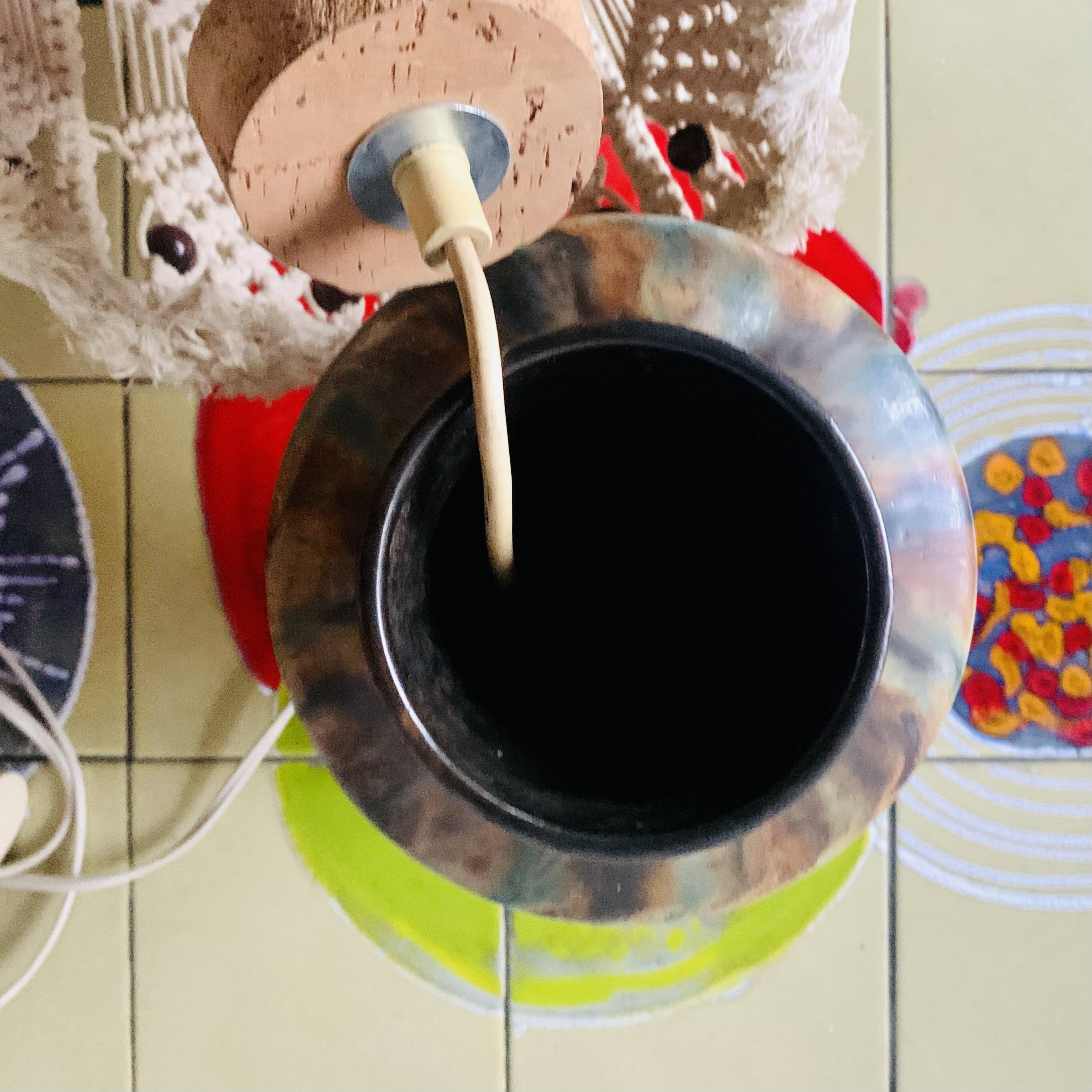 Lampe vintage à poser en grès vernissé avec abat-jour en macramé