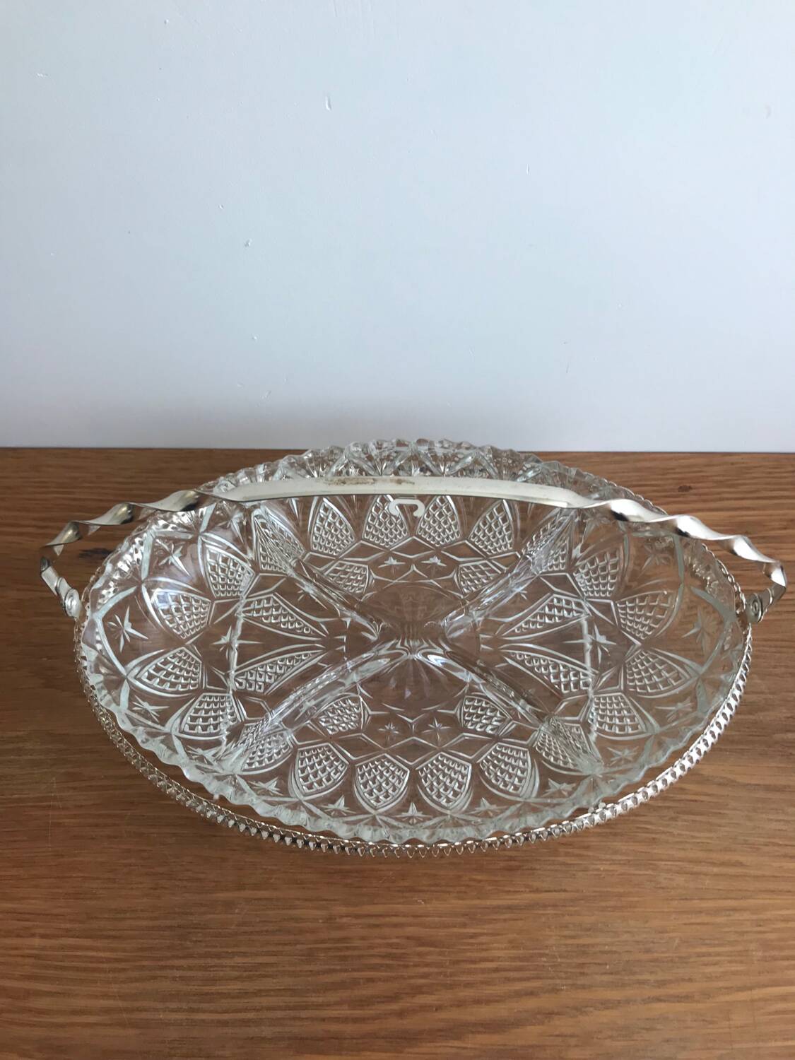 Glass aperitif dish 4 compartments with its vintage gold metal support