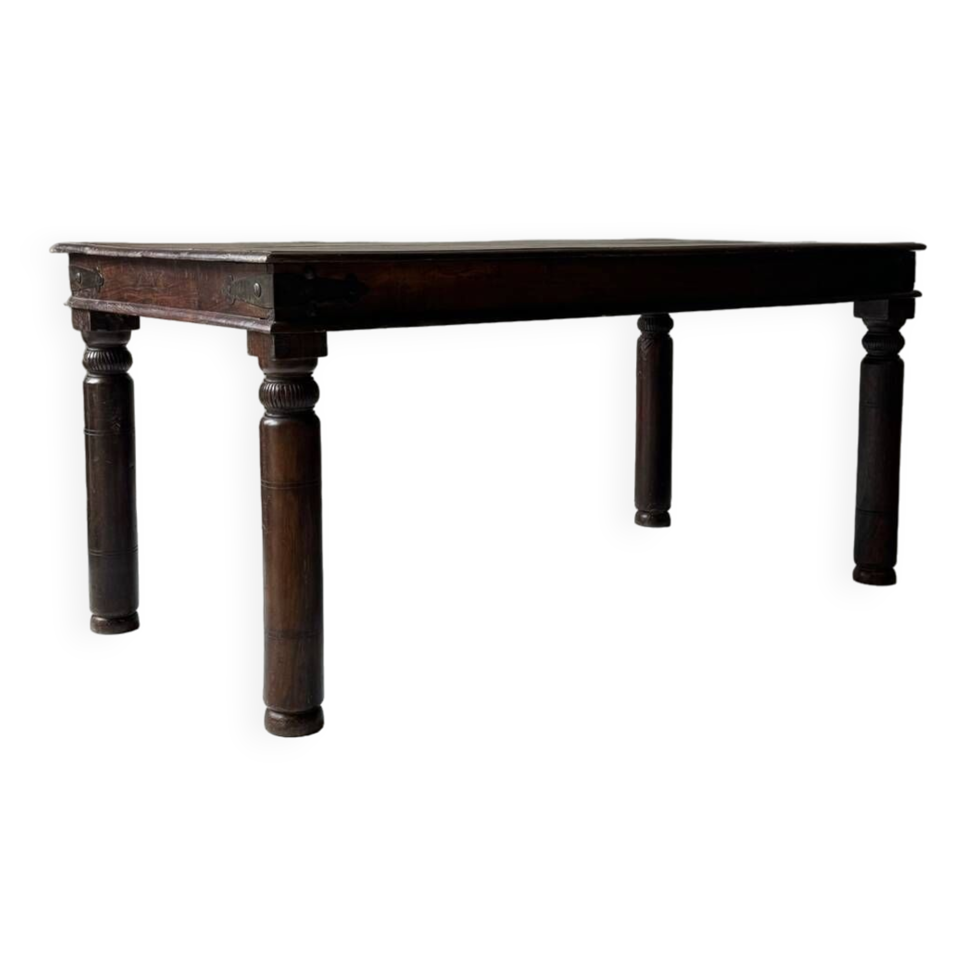 Table à manger en bois massif.