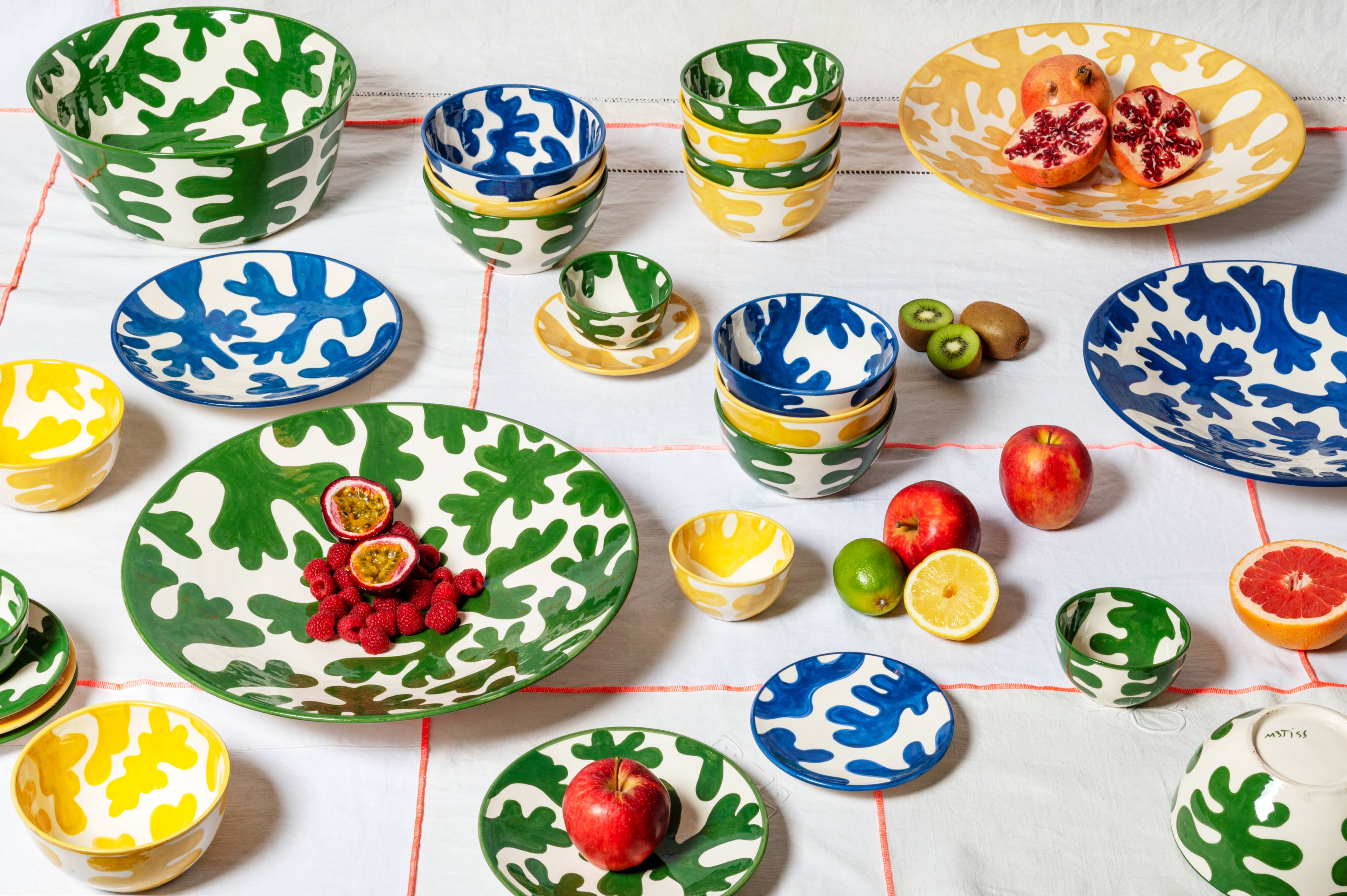 Large plate - Yellow Cineraria