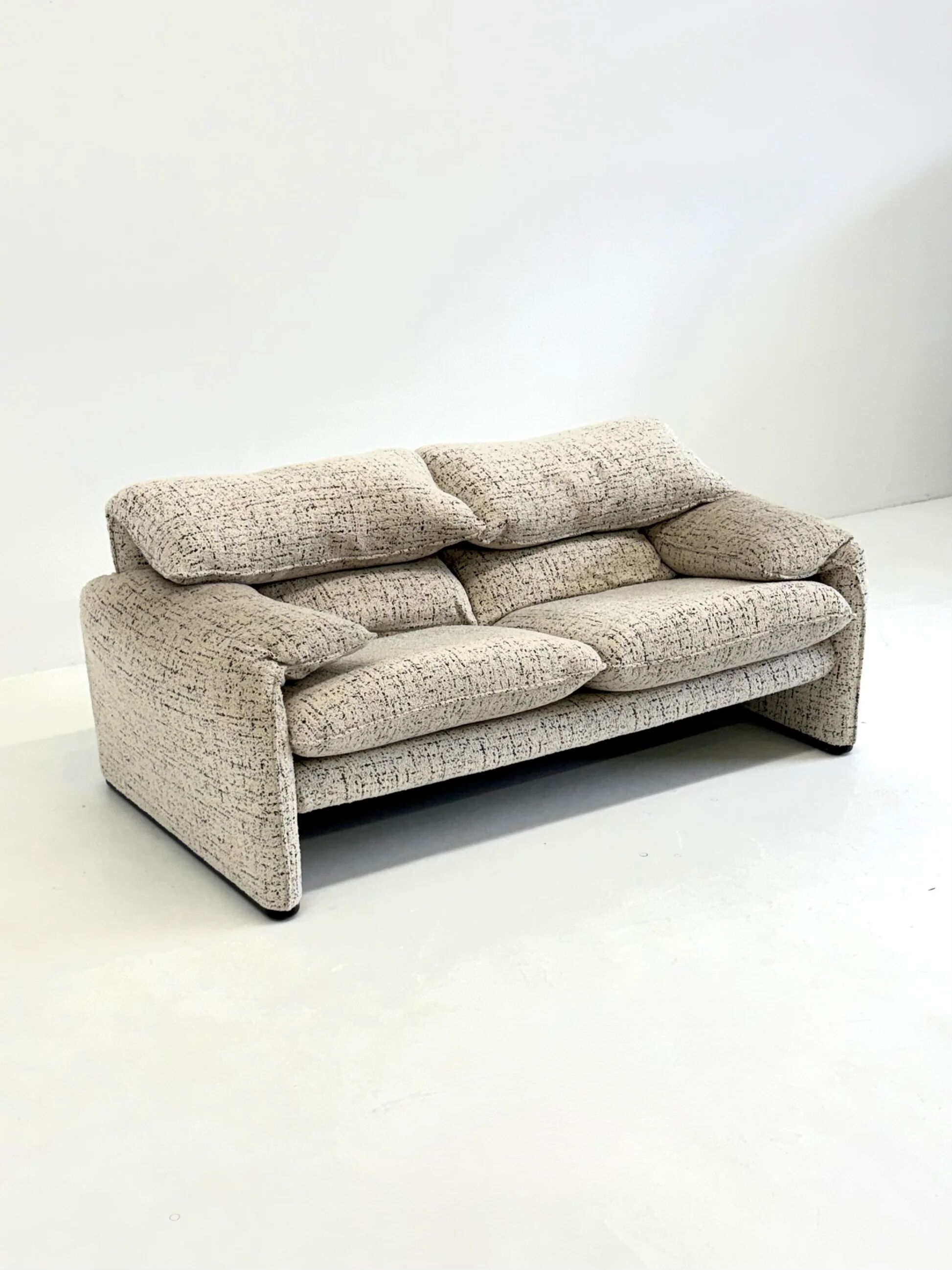 Cassina Maralunga 2-seater sofa by Vico Magistretti off-white with subtle pattern