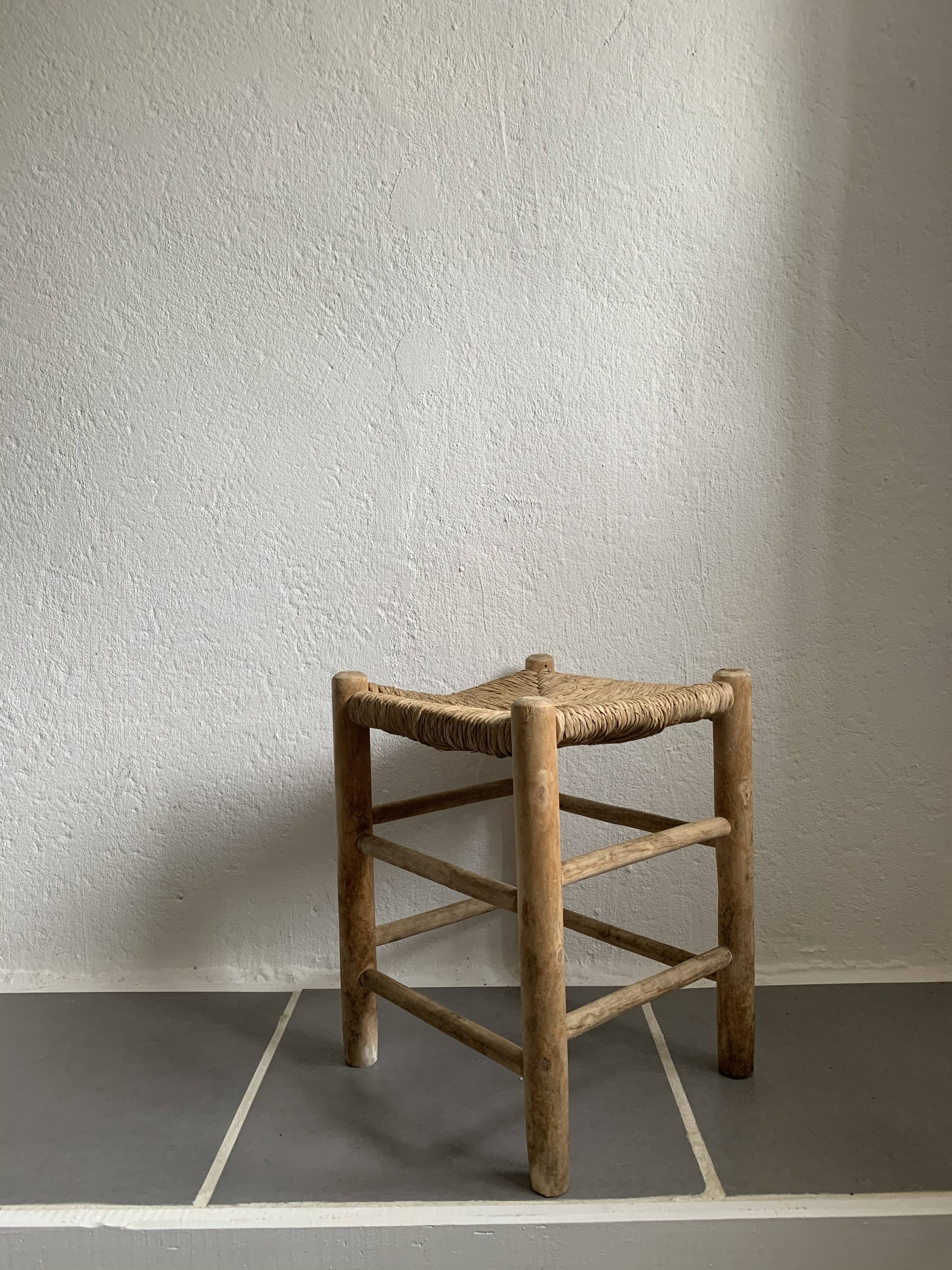 Old mulched farm tabouret