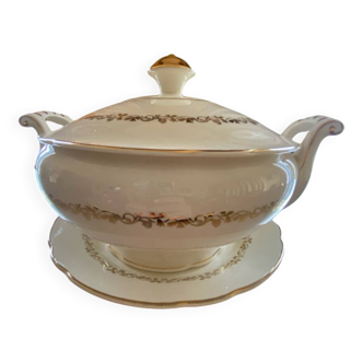 Villeroy & Boch soup tureen with its lid.
