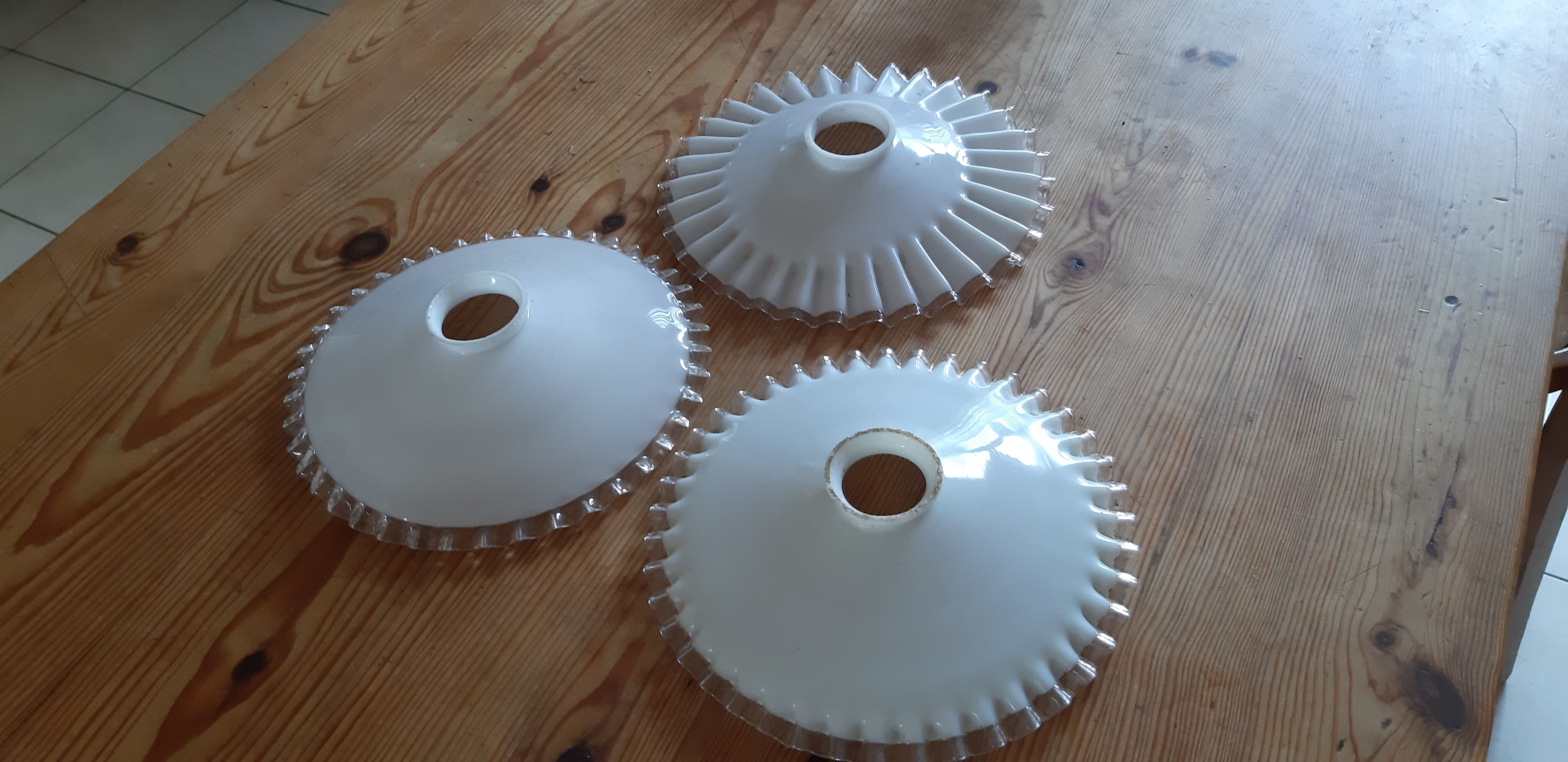 3 suspensions en opaline blanche 1900