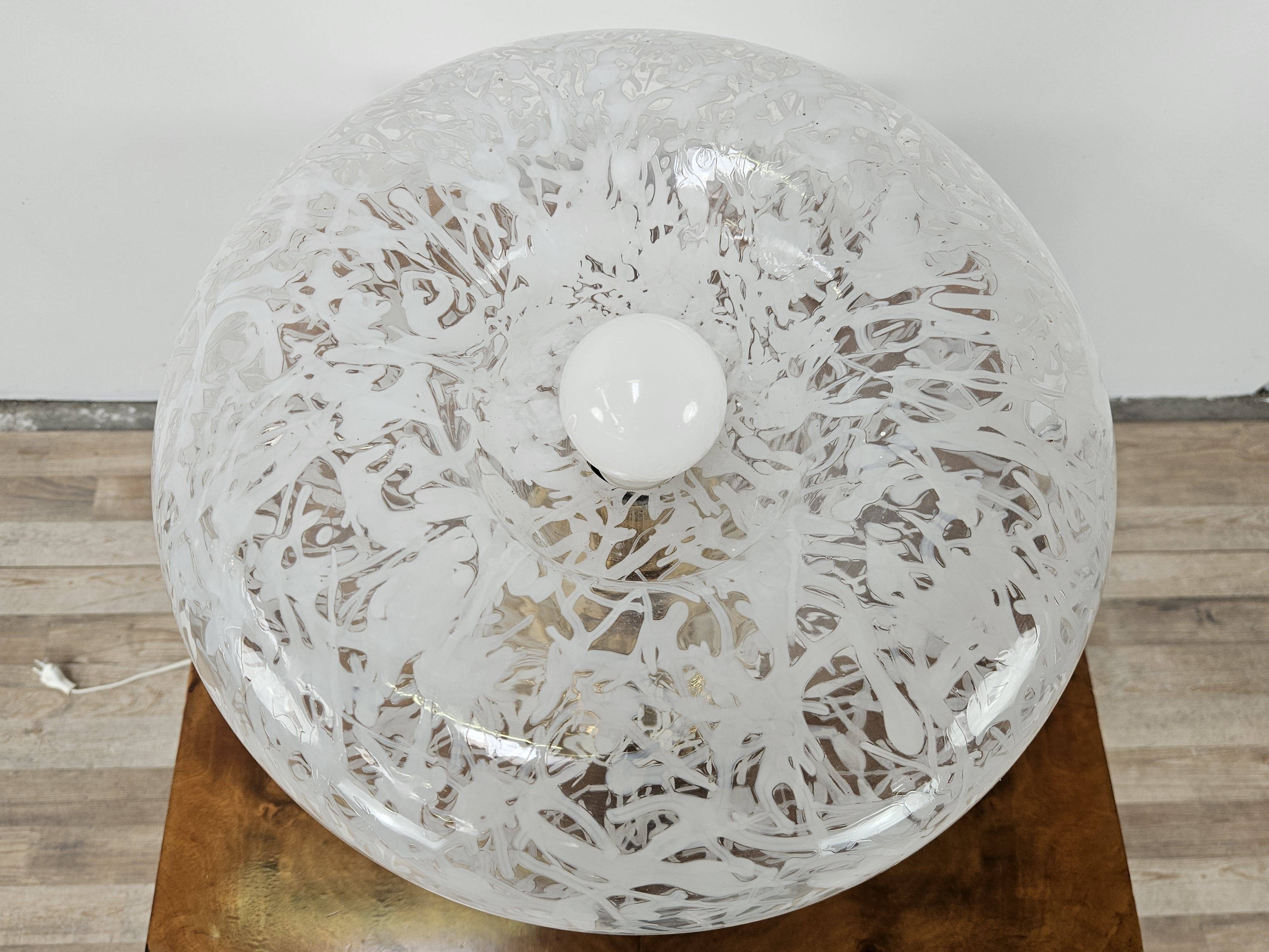 1970s table lamp in worked glass and gold metal