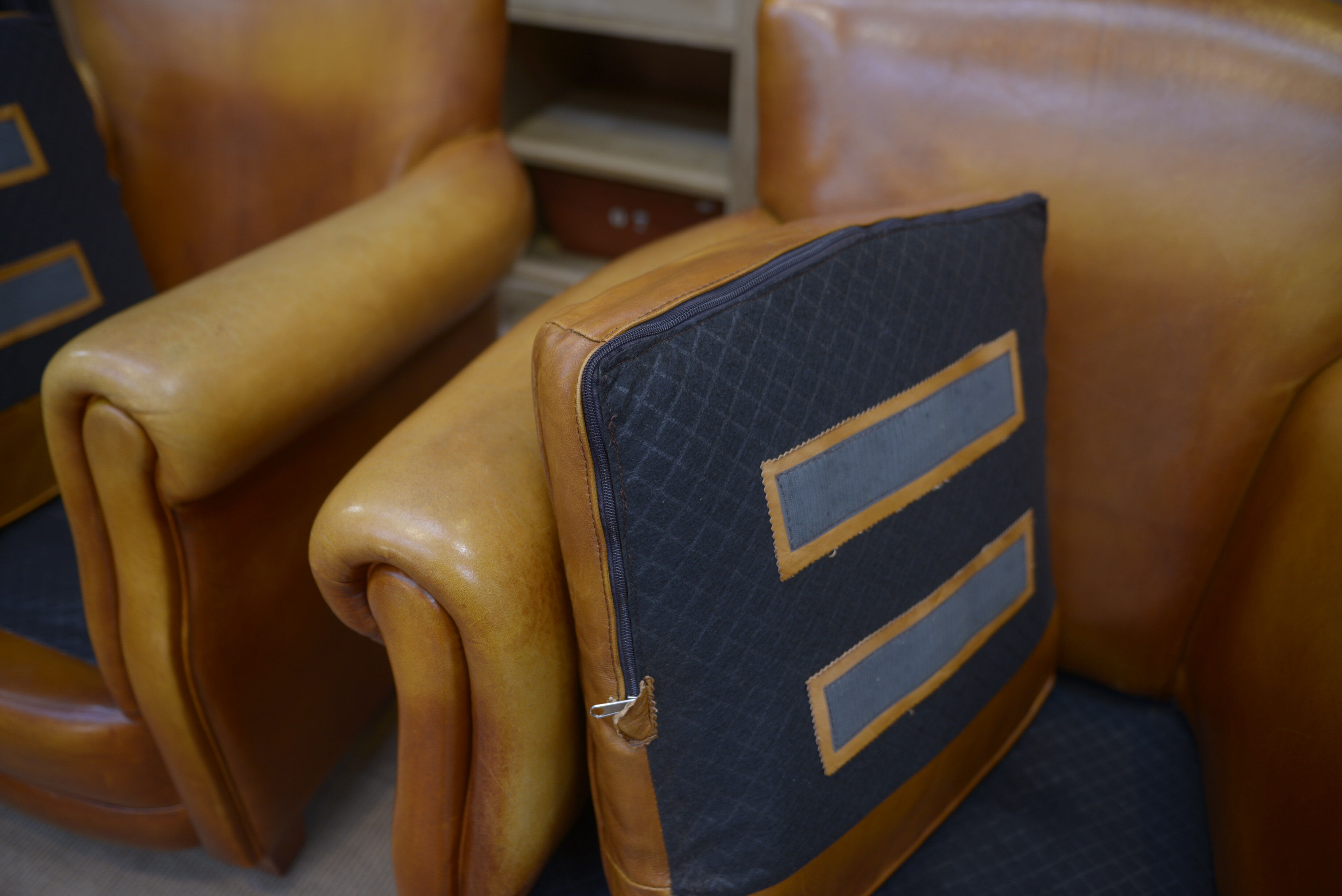 Paire de fauteuils club vintage en cuir