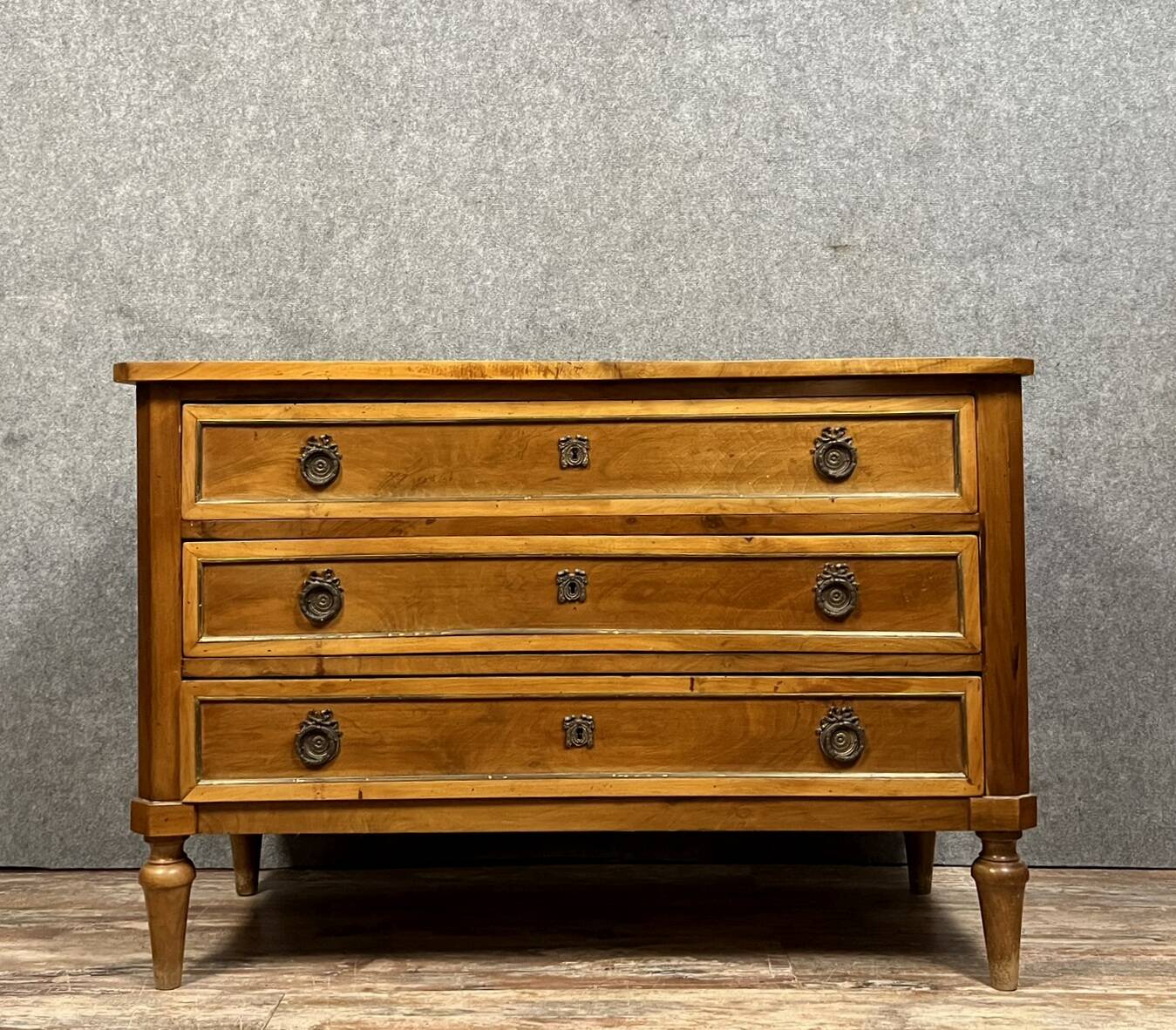 Superbe commode époque Louis XVI en noyer