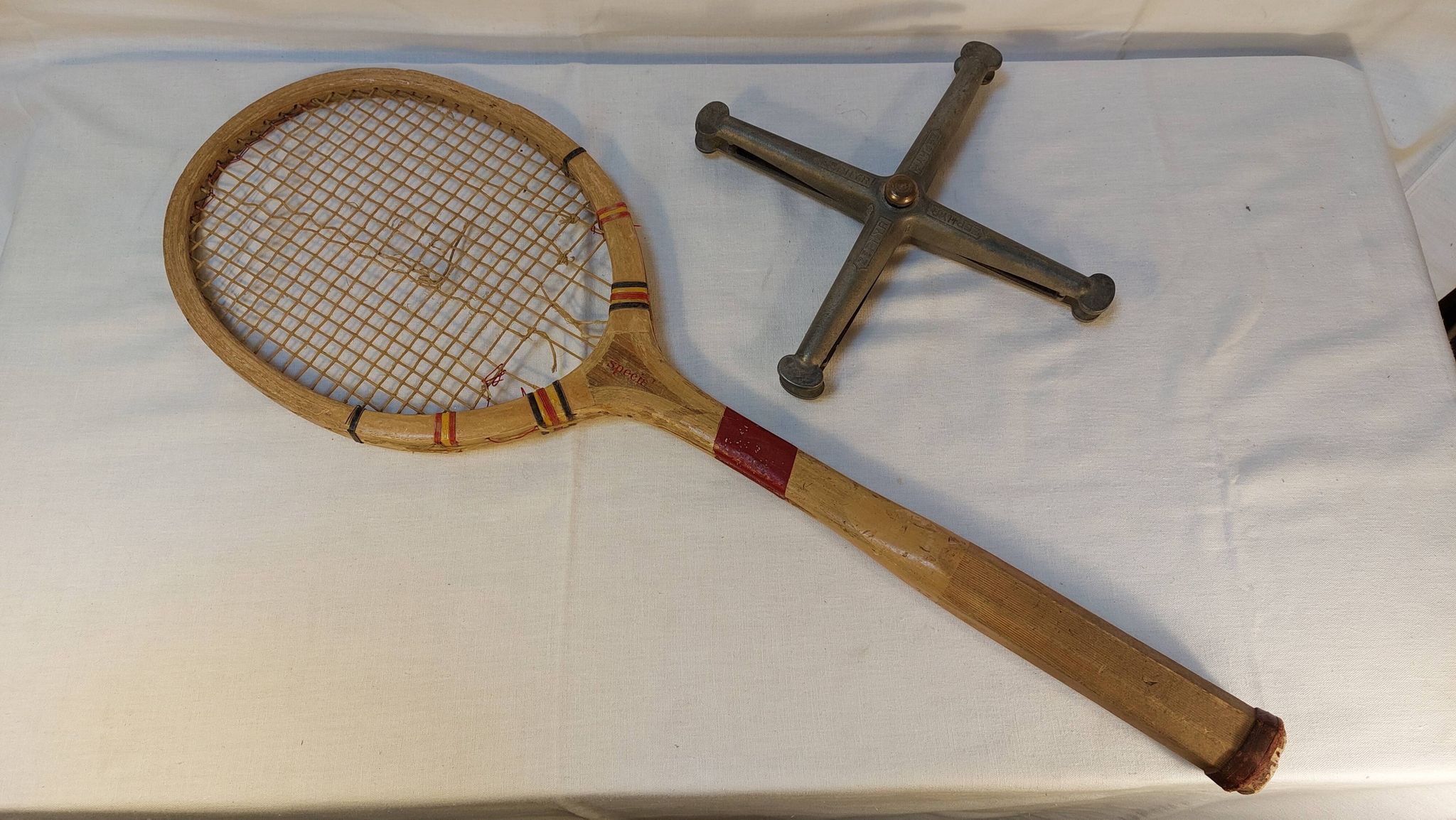 Ancienne raquette de tennis en bois doria spécial