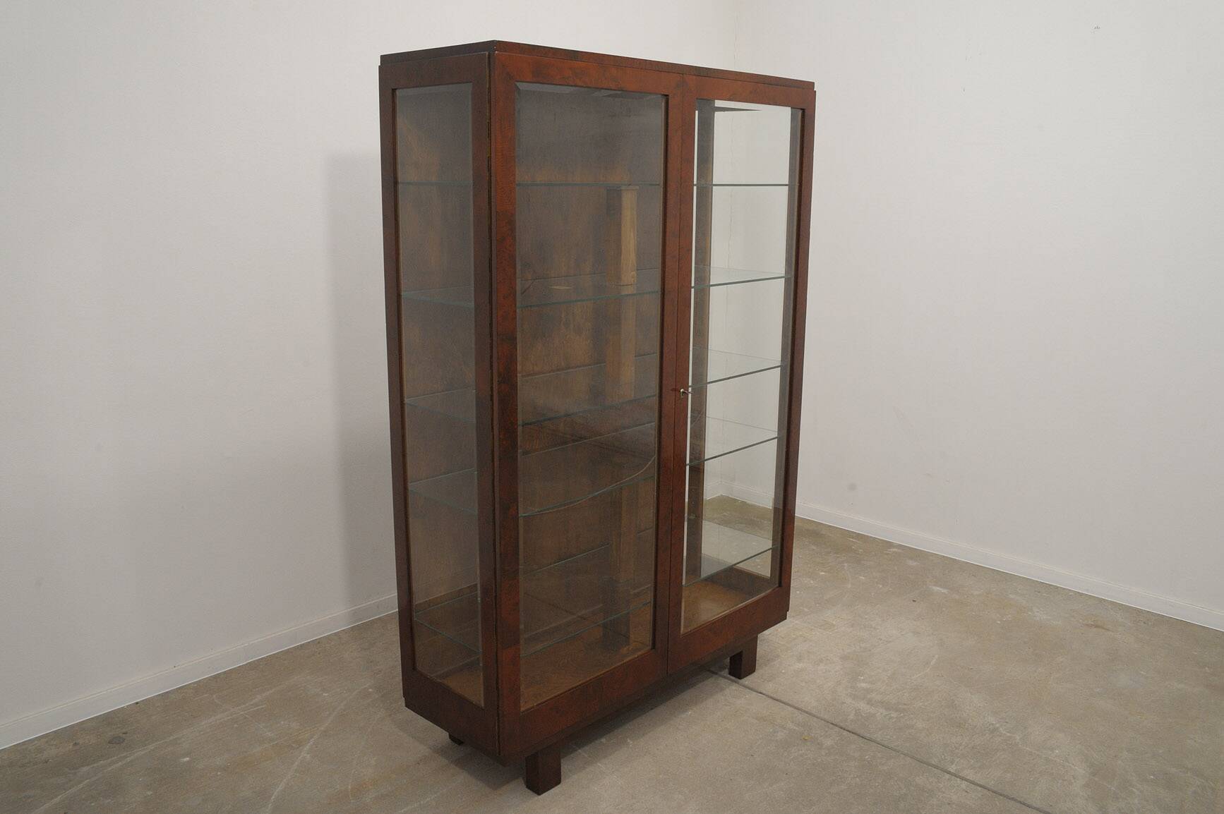 Vitrine fonctionnaliste art deco, années 1930, tchécoslovaquie