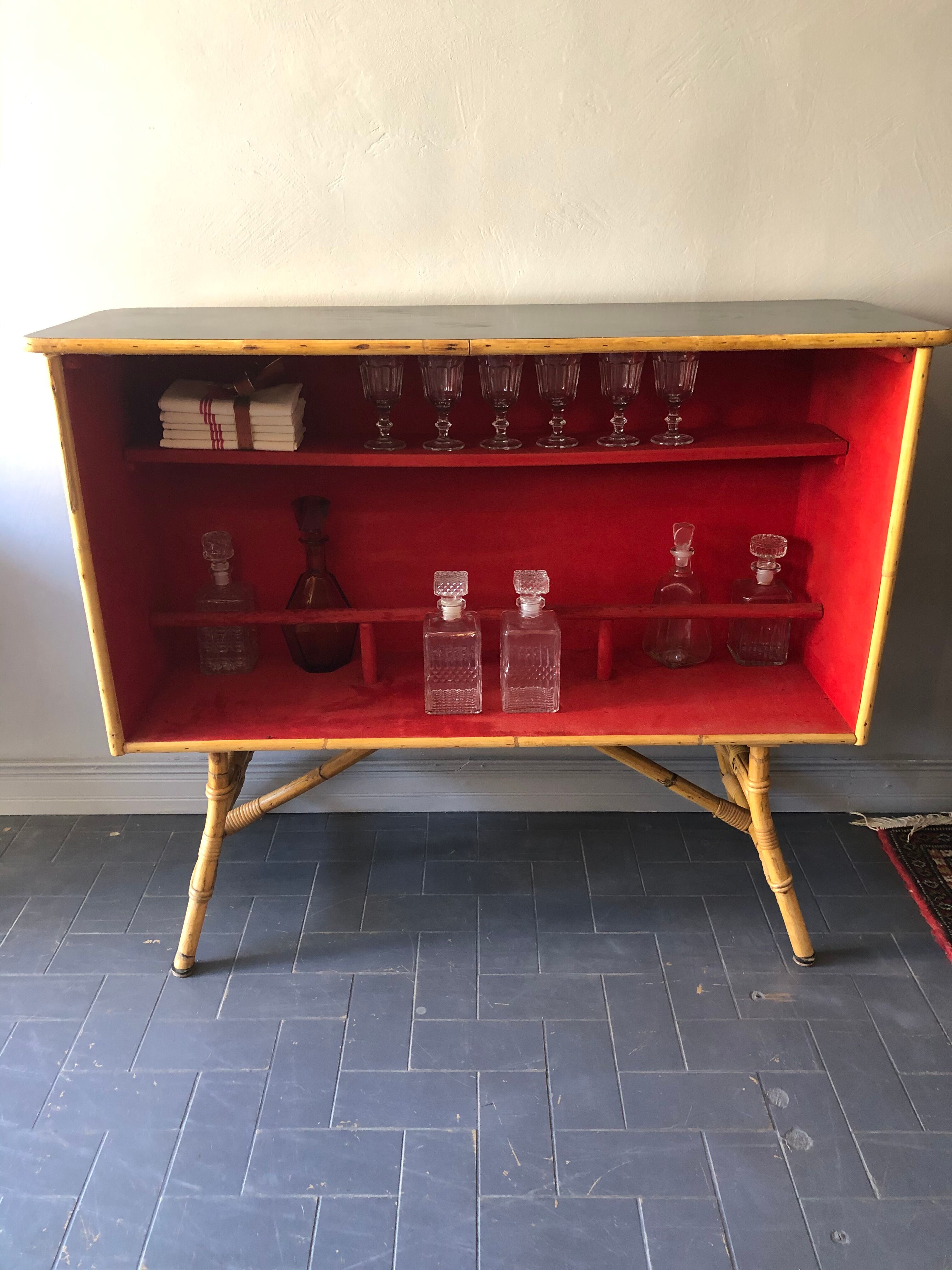 Vintage rattan bar