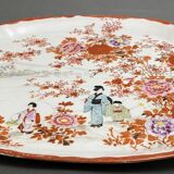 Plat en porcelaine de Chine 1900 décor floral et de personnages