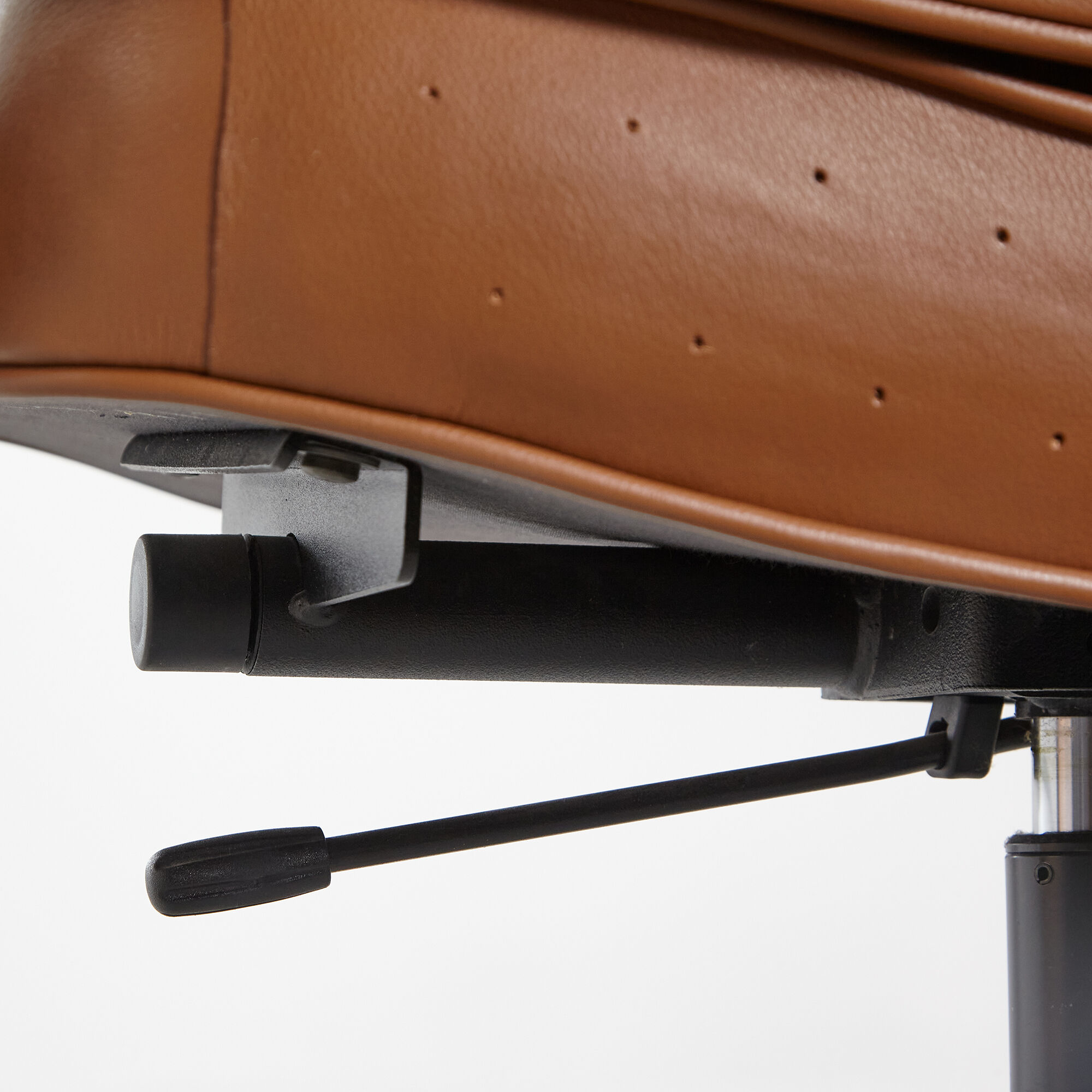 ES104 Lobby chair by Charles & Ray Eames for Vitra