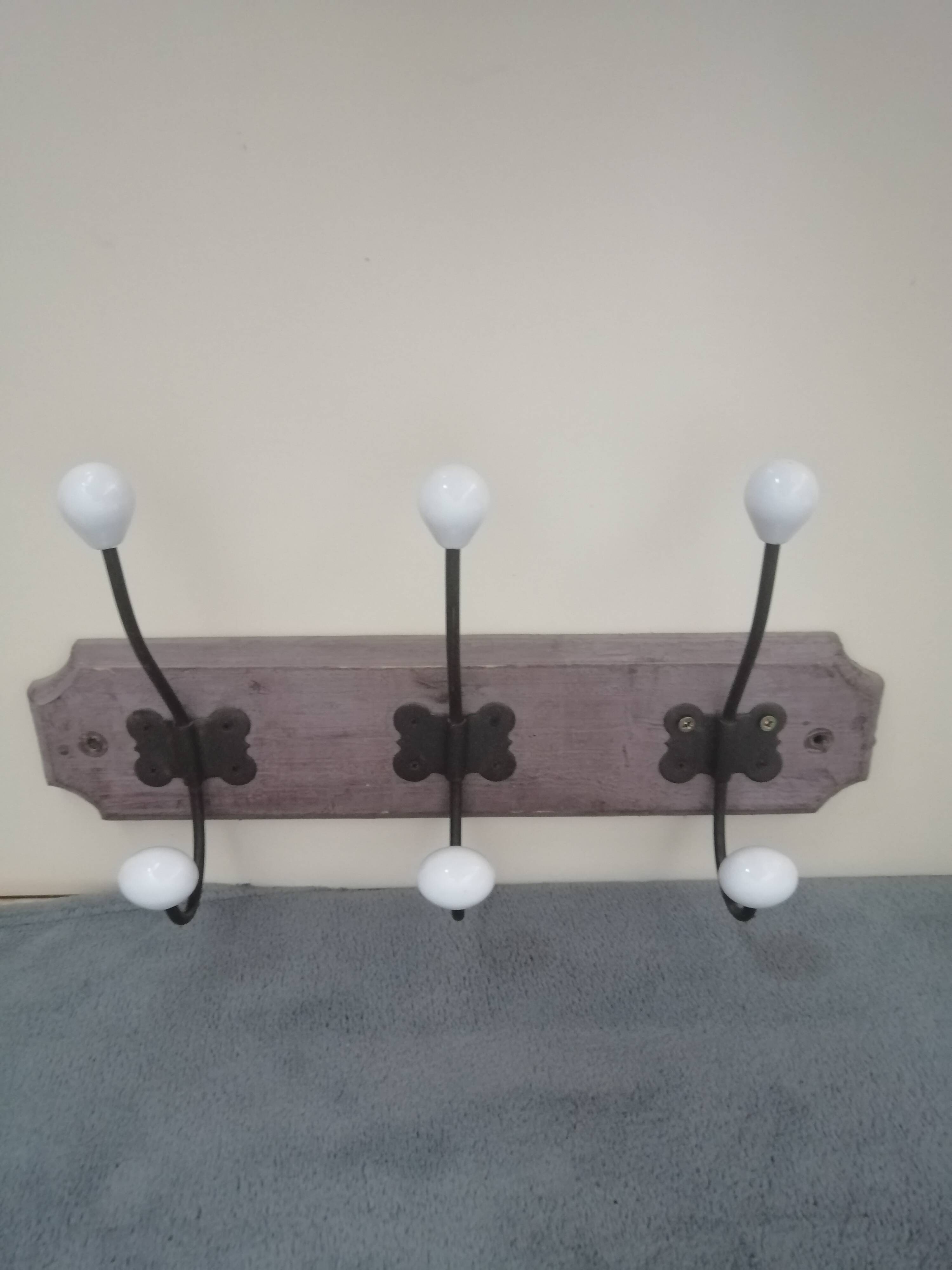 Wall coat rack in wood and porcelain