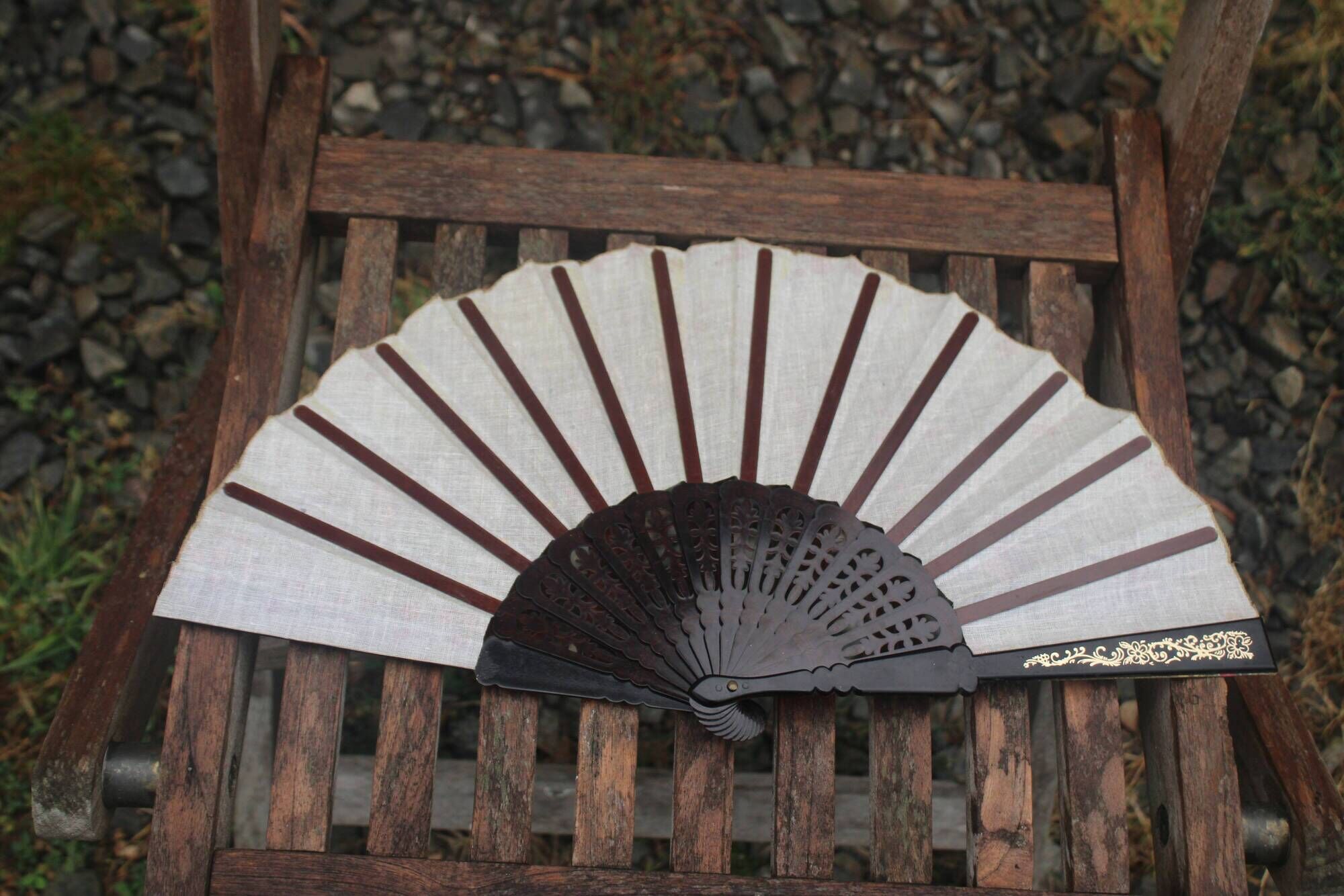 Vintage decorative fan signed JR Romano and J. Blay – Gallant Scenes