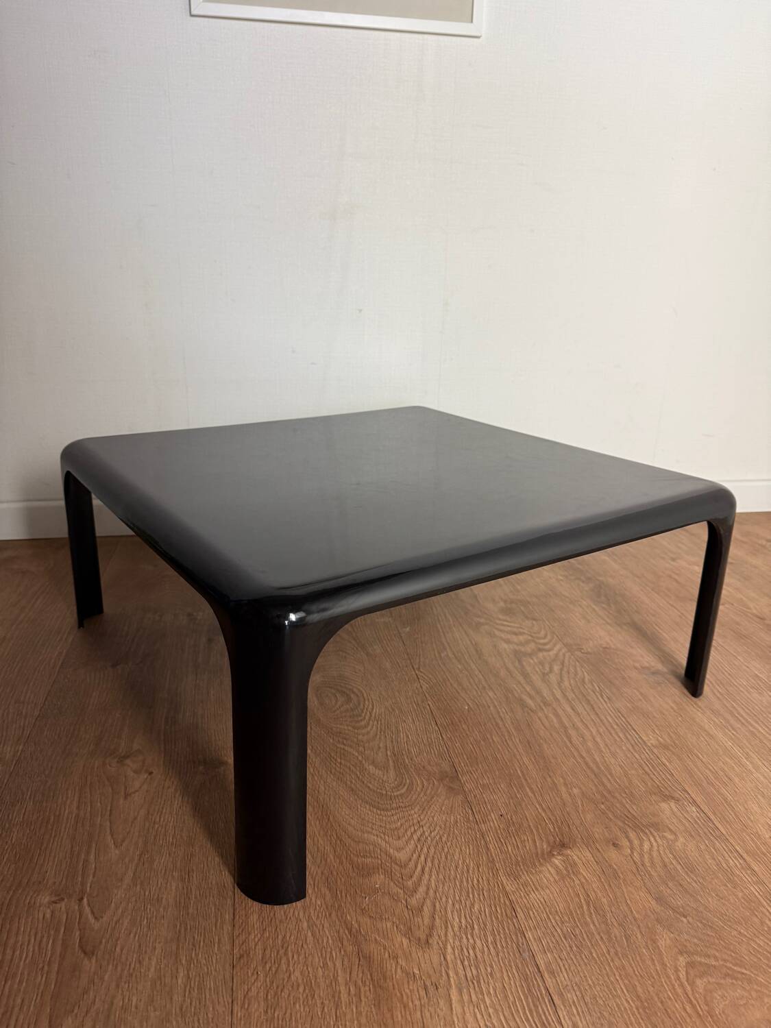 Vico Magistretti coffee table model Demetrio 70 for Artemide