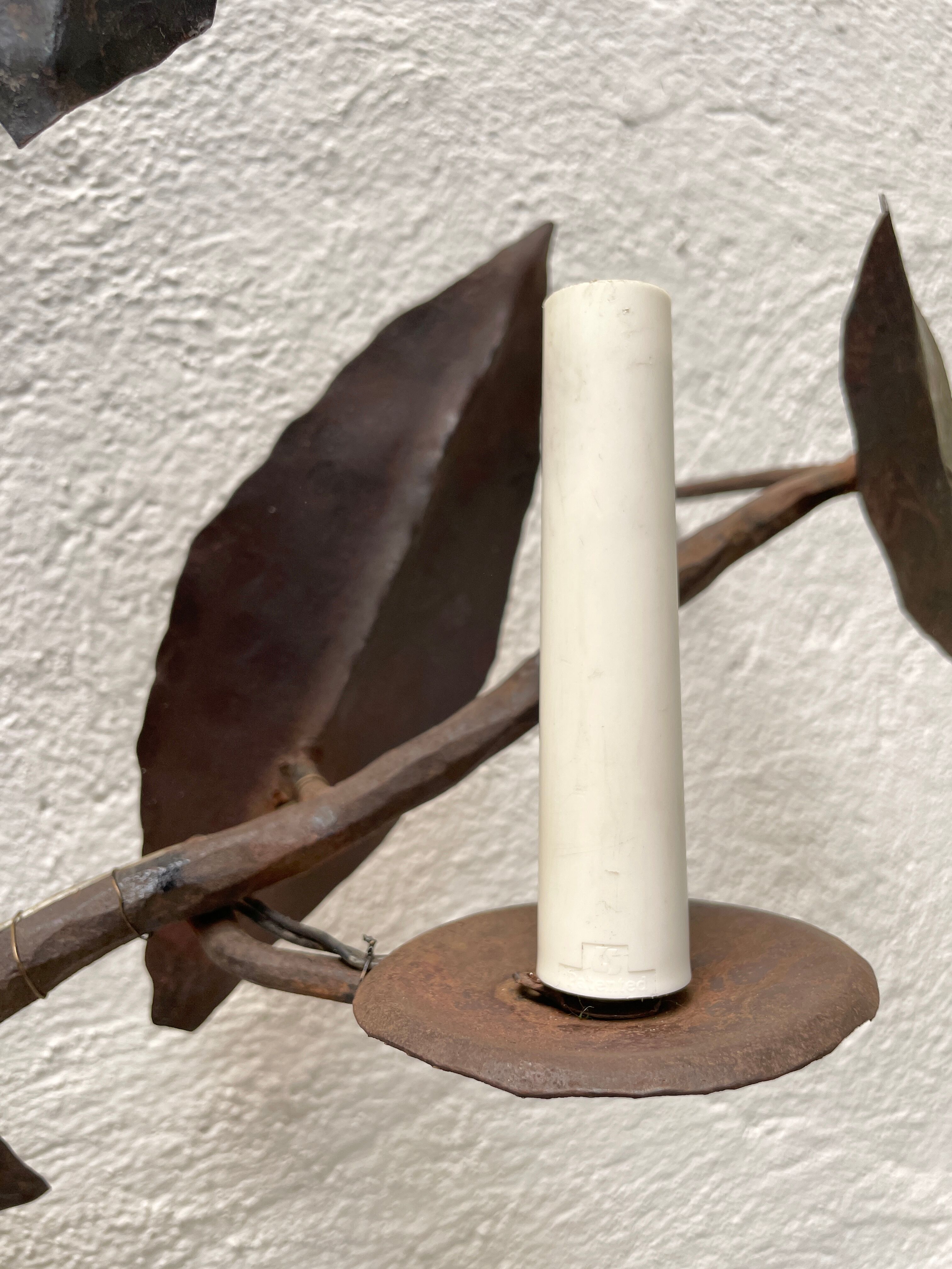 Wall lamp in wrought iron.