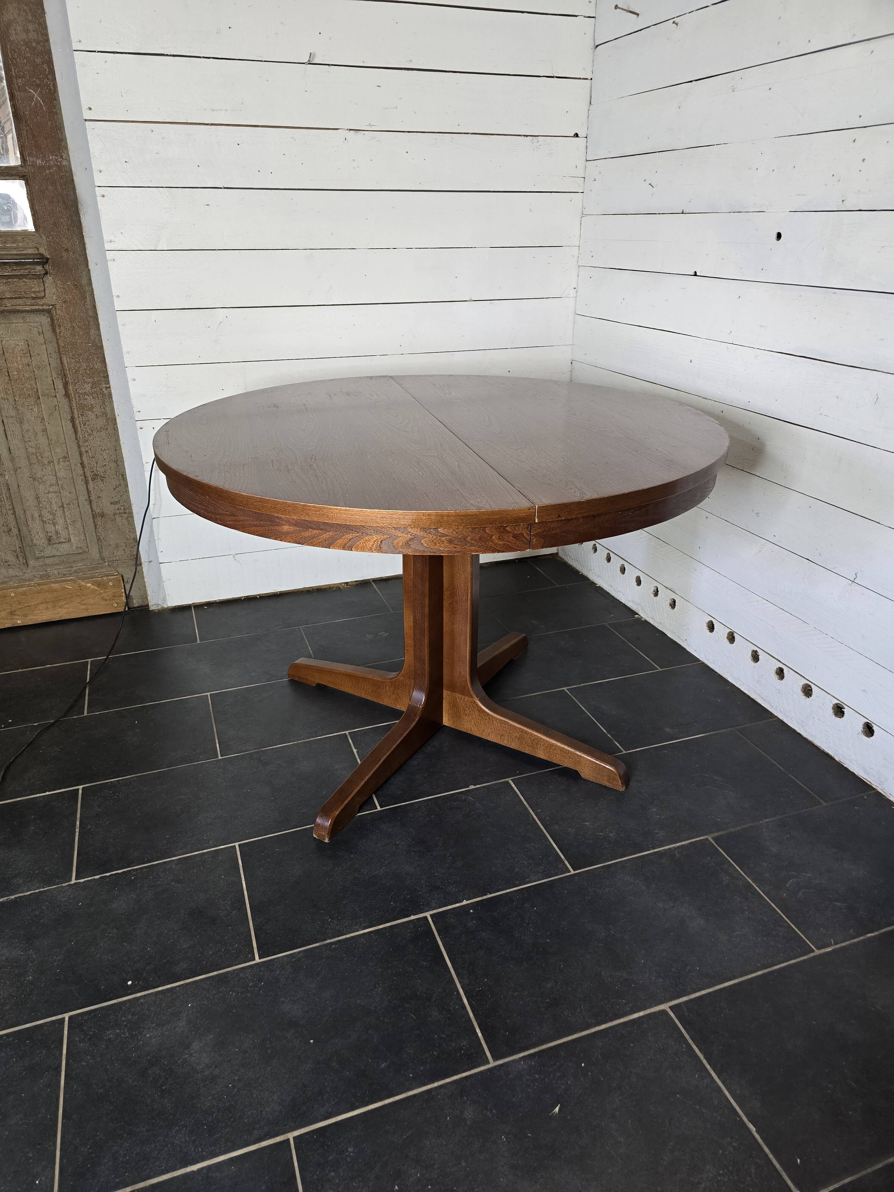 Vintage extendable round table from the 60s