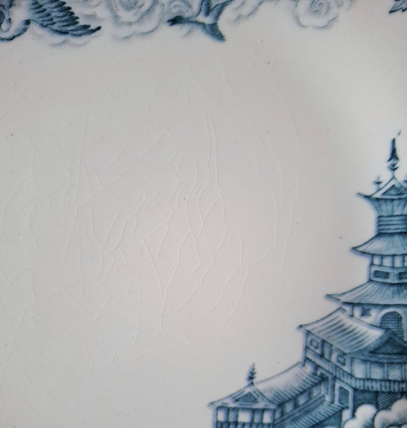 Assiettes plates anciennes dépareillées en faïence terre de fer