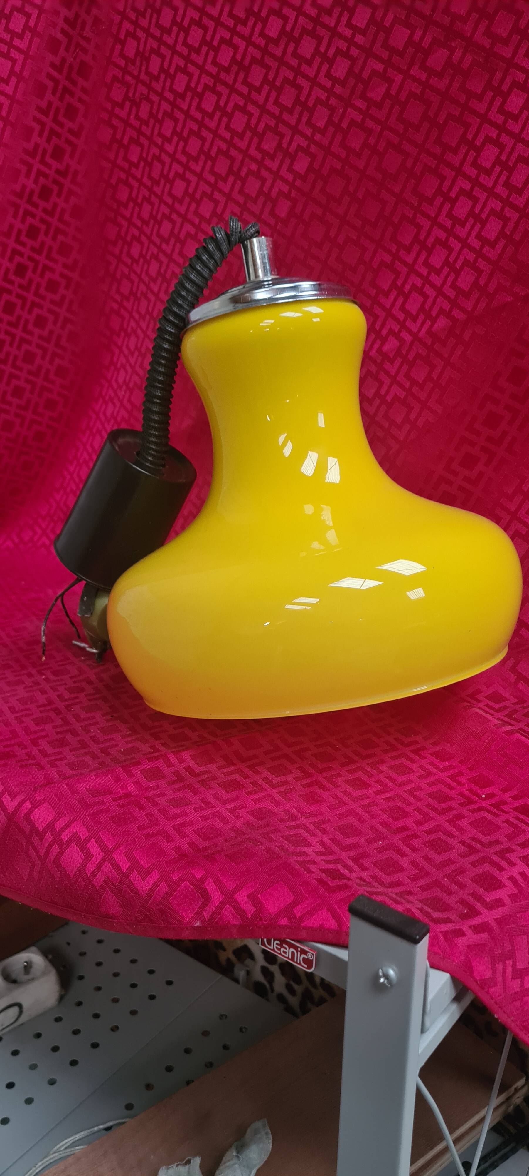 1970 adjustable pendant light, bright yellow opaline, very good condition, hangs h 65,,,, h28x25