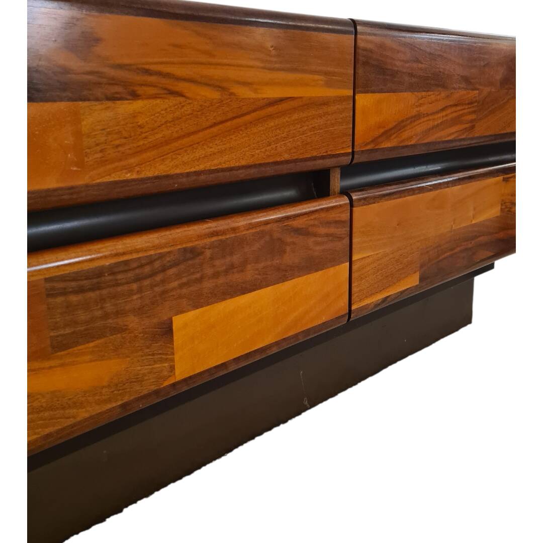 Low enfilade inspired by Jorge Zalszupin.