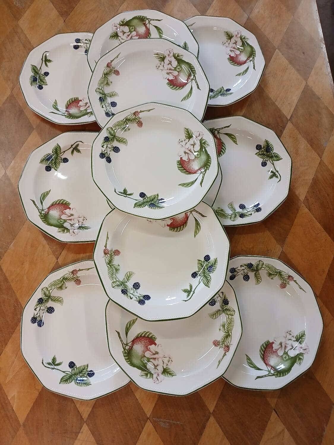 12 Churchill English dinner plates