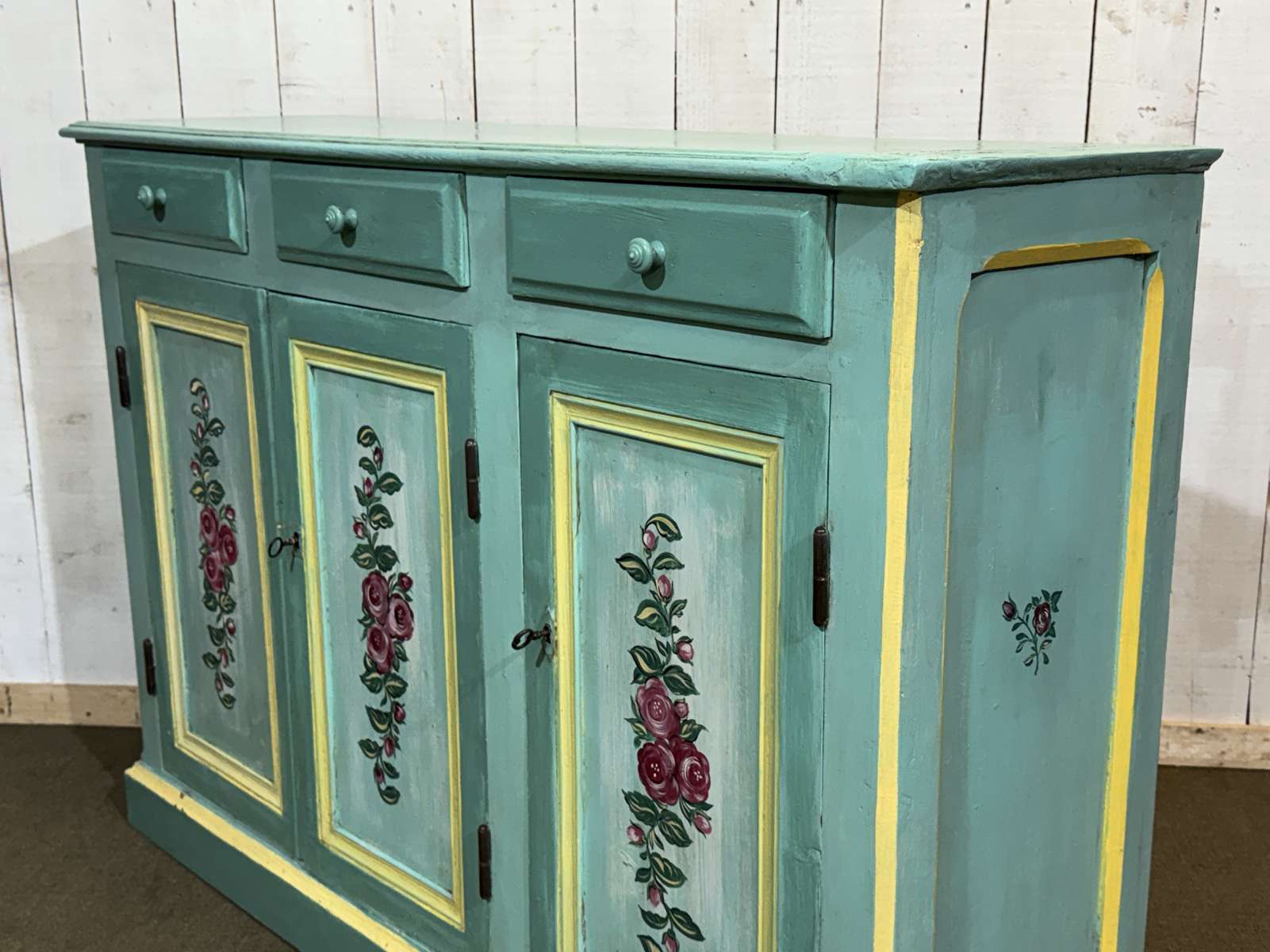Enfilade 3 portes des années 1930 en châtaignier et sapin à décor floral