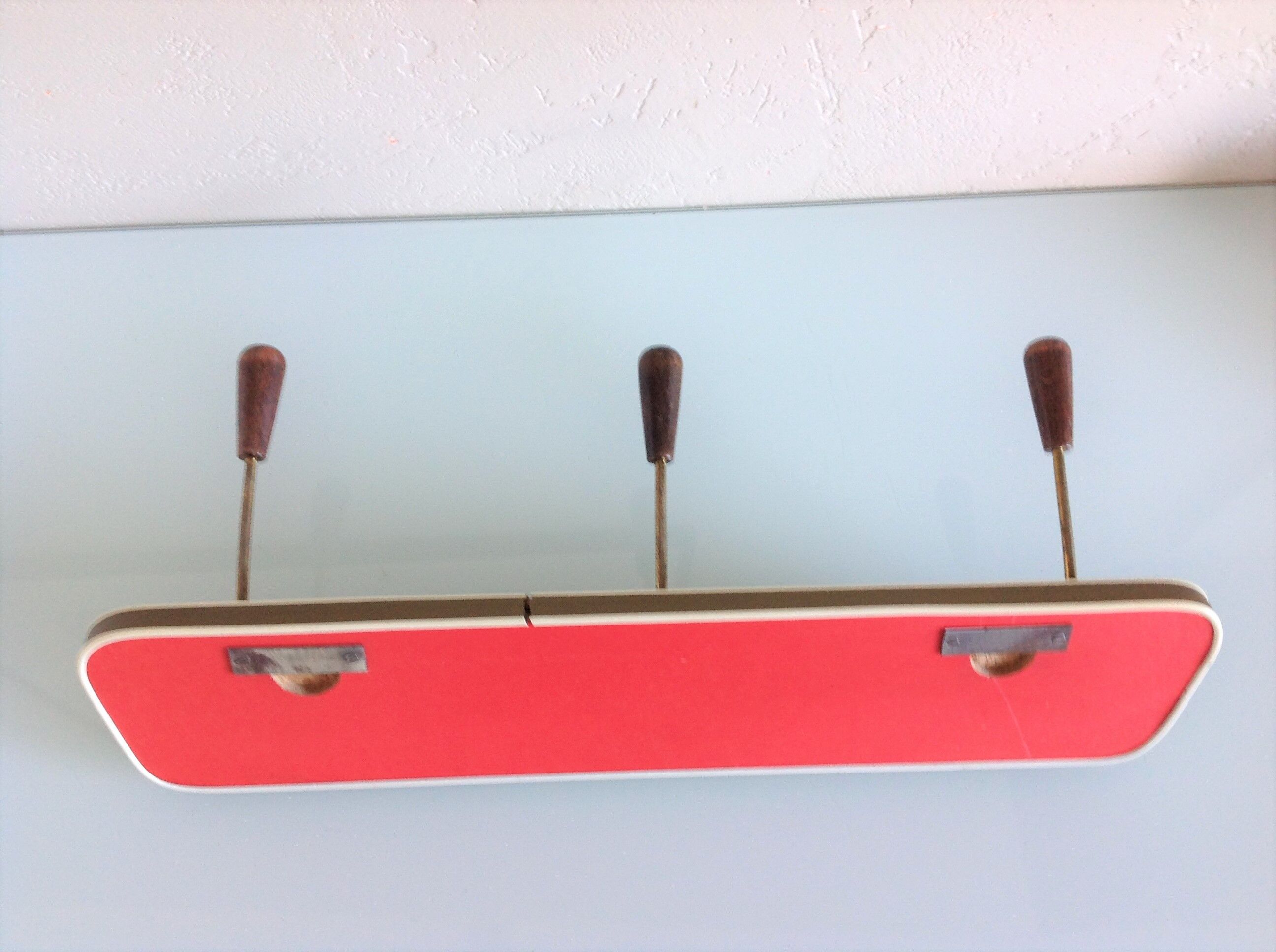 Patère en formica imitation bois à trois tetes / vintage années 60-70