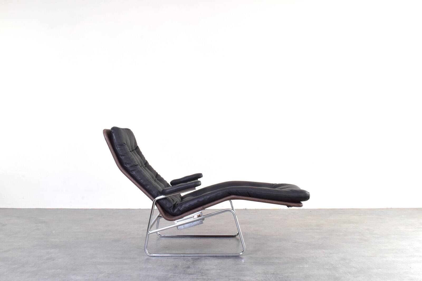Bauhaus Leather and Chrome Model Fenix Chaise Lounge by Sam Larsson for Dux