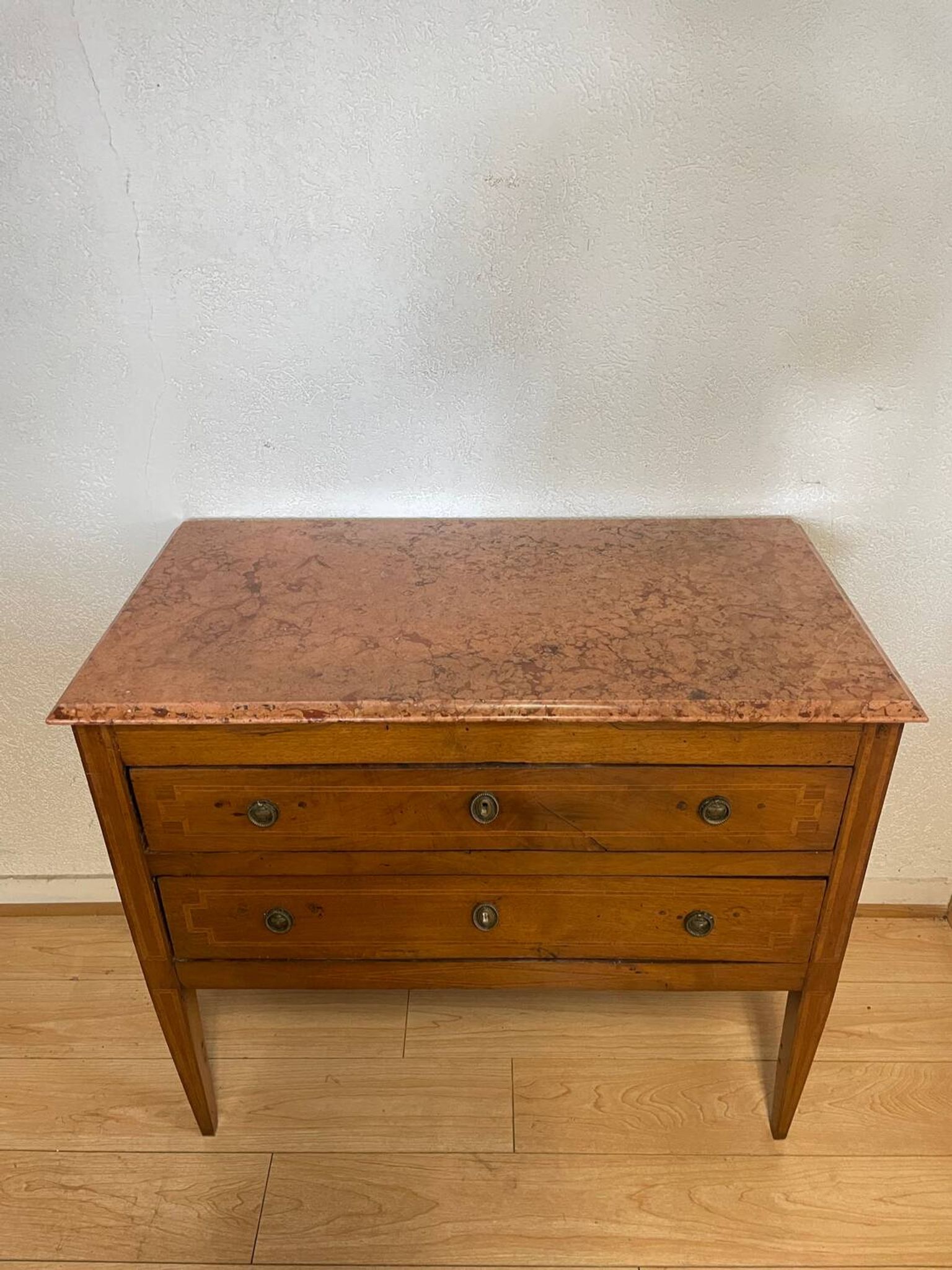 Commode Louis XVI en Noyer et Marqueterie