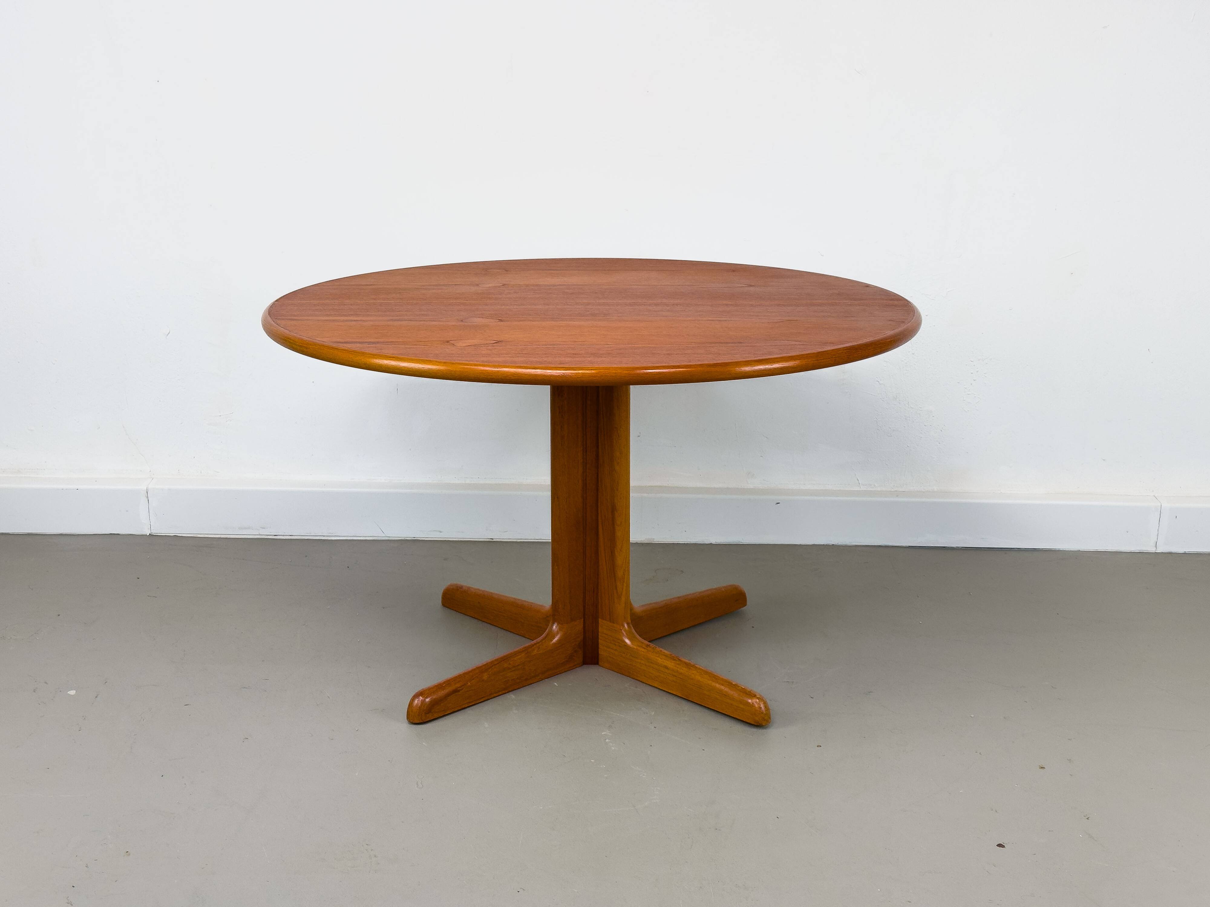 Danish Round Teak Dining Table with Extensions by Gudme Møbelfabrik, 1970s